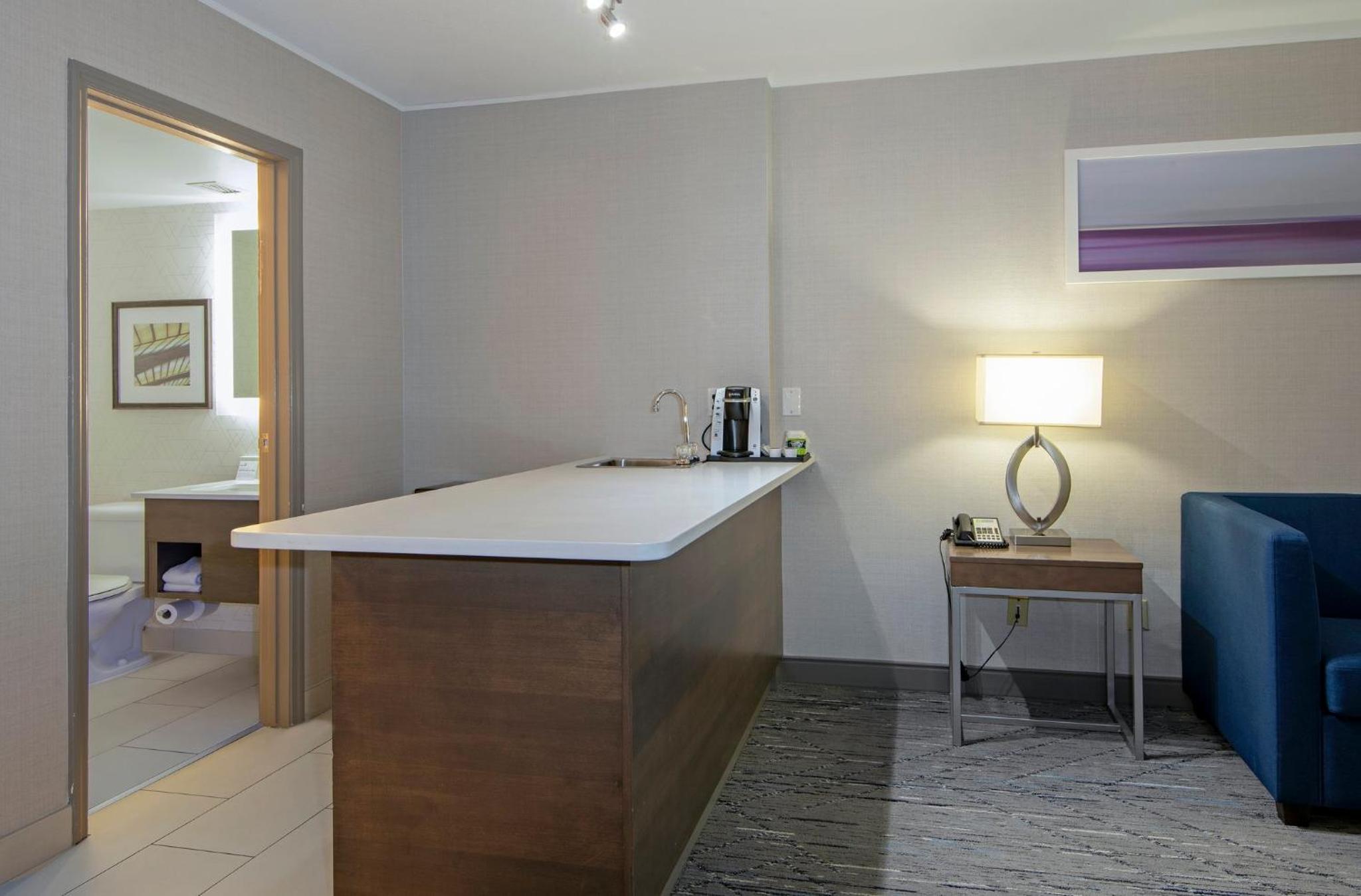 King Suite with Spa Bath - Photo 6
