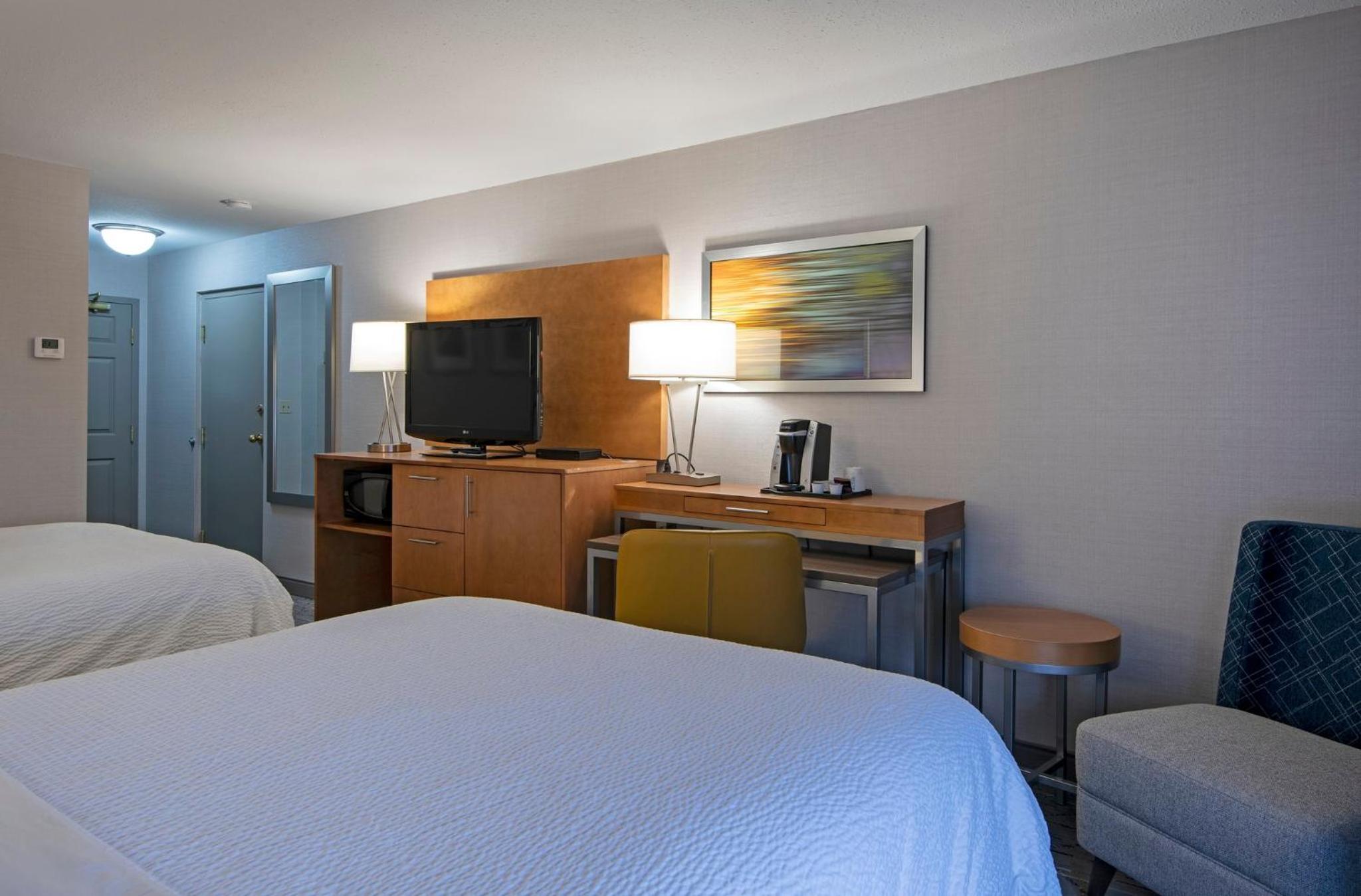 Queen Room with Two Queen Beds- Hearing Accessible Roll in Shower/Non-Smoking - Photo 4