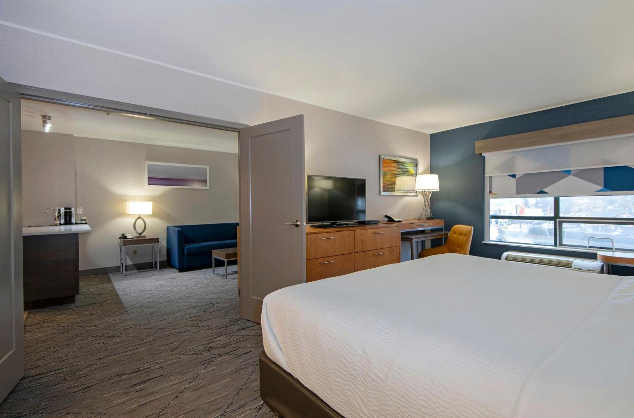 King Suite with Spa Bath - Photo 1