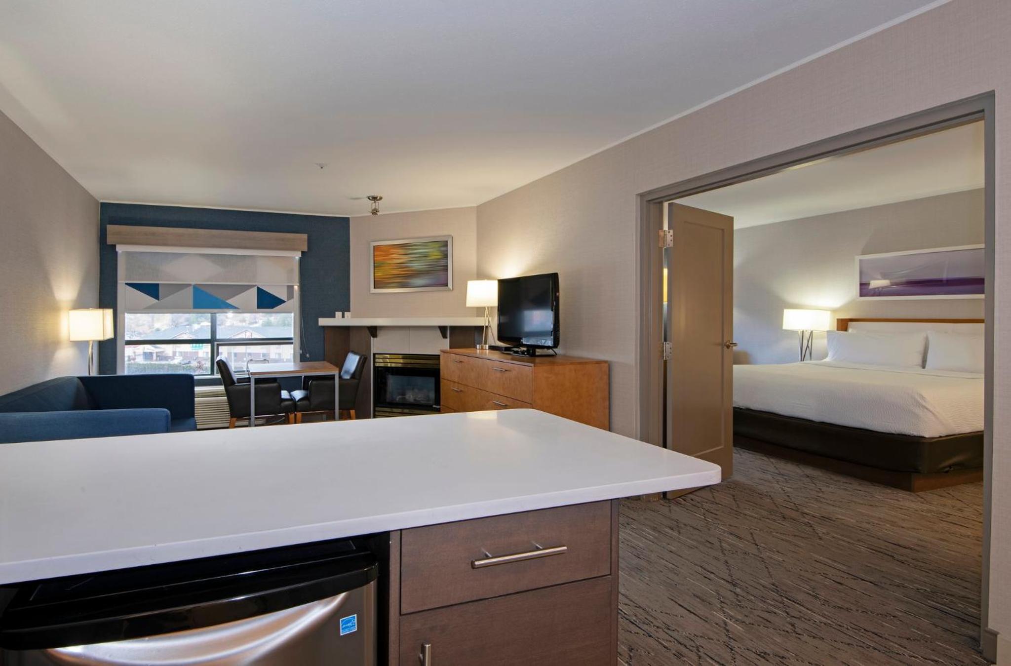 King Suite with Spa Bath - Photo 4