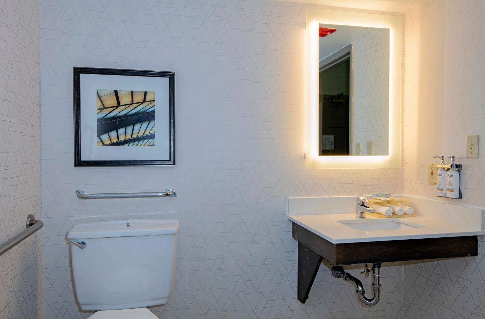 Queen Room with Two Queen Beds- Hearing Accessible Roll in Shower/Non-Smoking - Photo 3