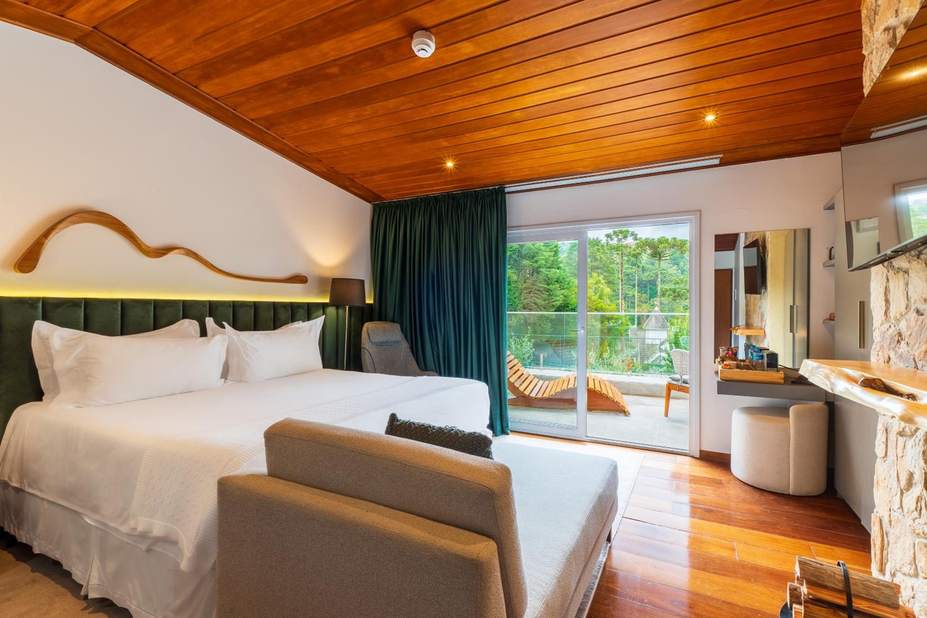 King Suite with Pool View