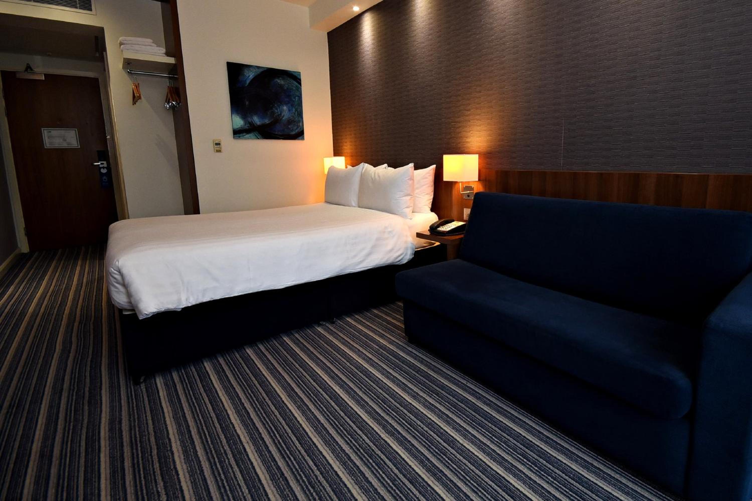 Standard Double Room with Sofa Bed - Free Hot Breakfast photo 2