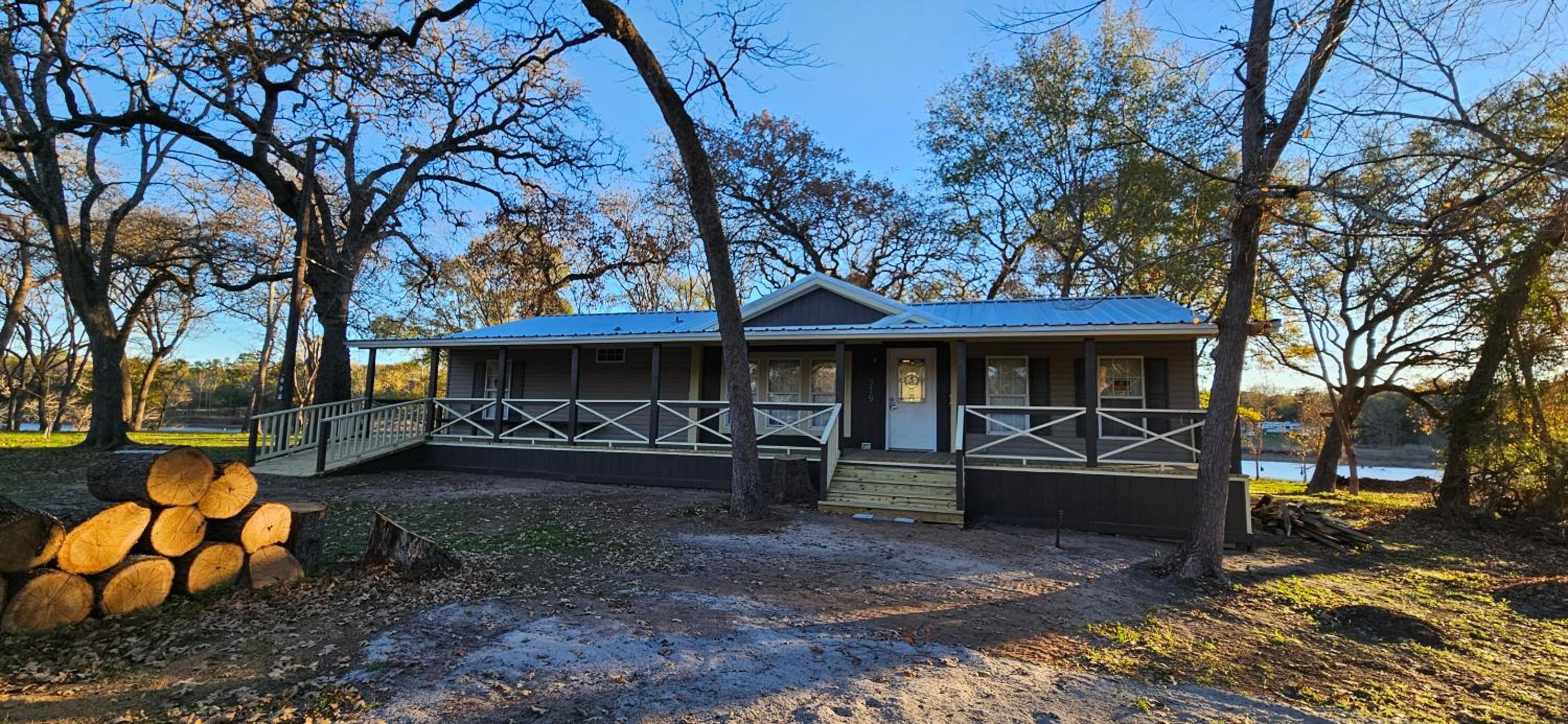 Three-Bedroom House photo 3