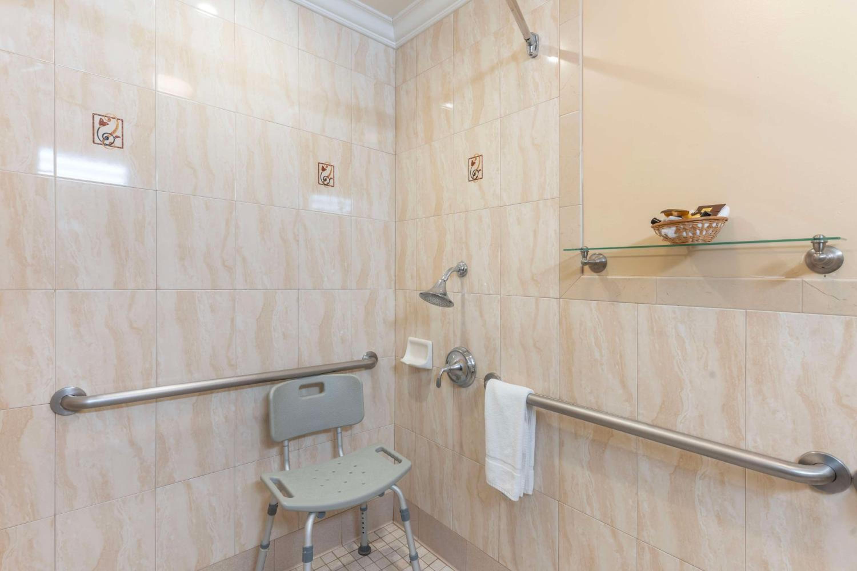 King Room with Roll-in Shower - Disability Access/Non-Smoking - Photo 2