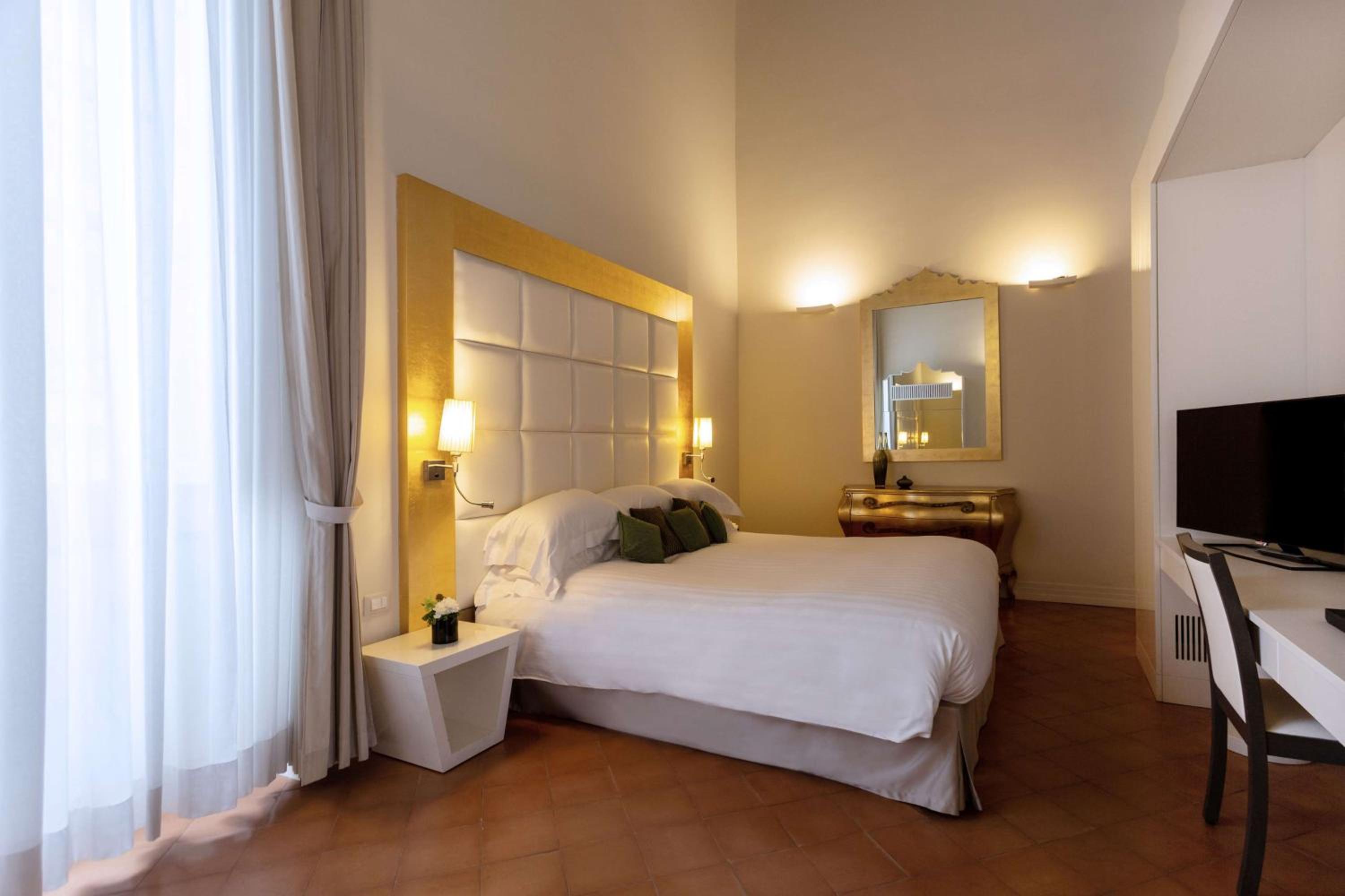 Deluxe King Room with Sofa Bed thumbnail 5