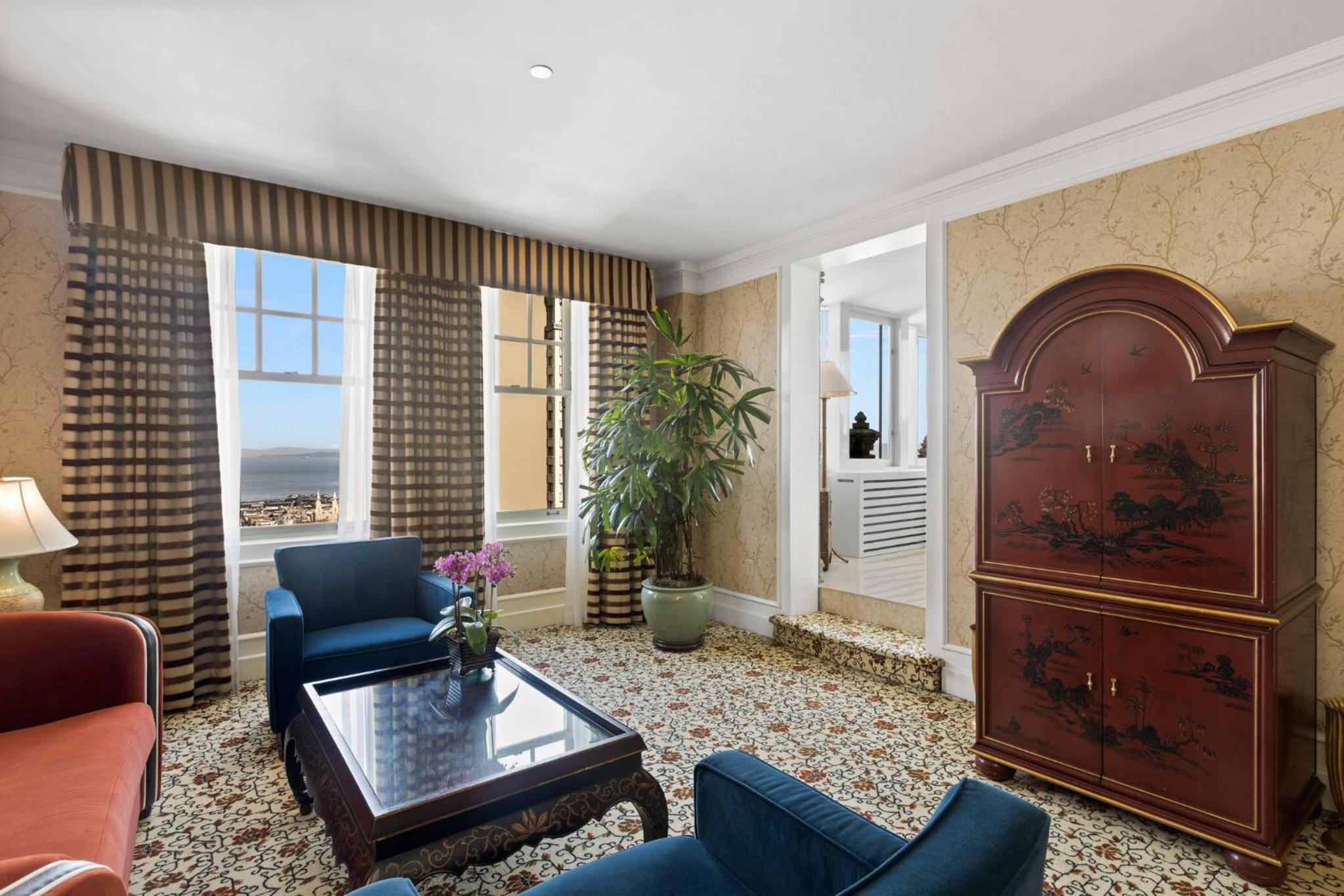 One-Bedroom Suite with City View thumbnail 5