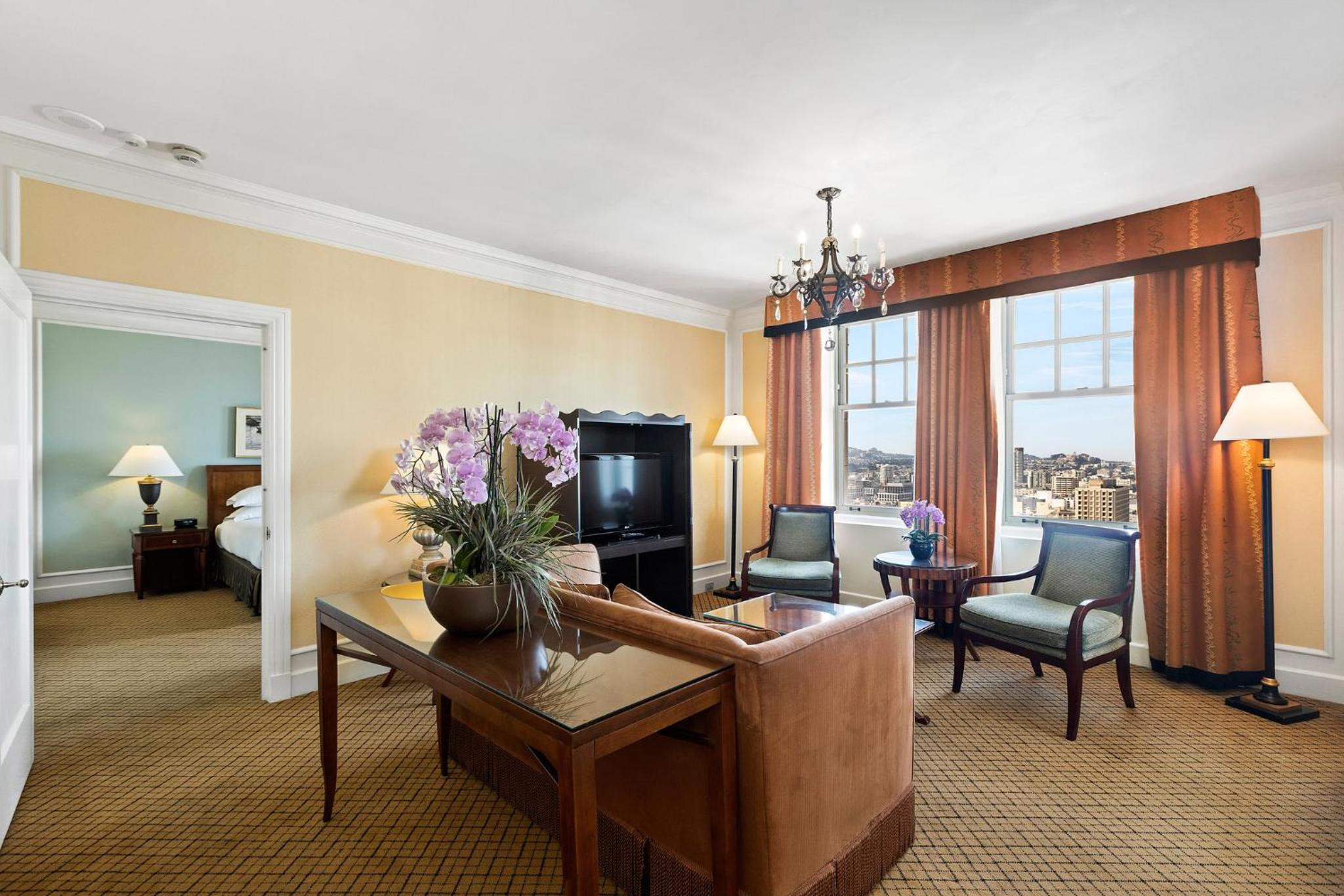 One-Bedroom Suite with Sunroom Access and Dining Area