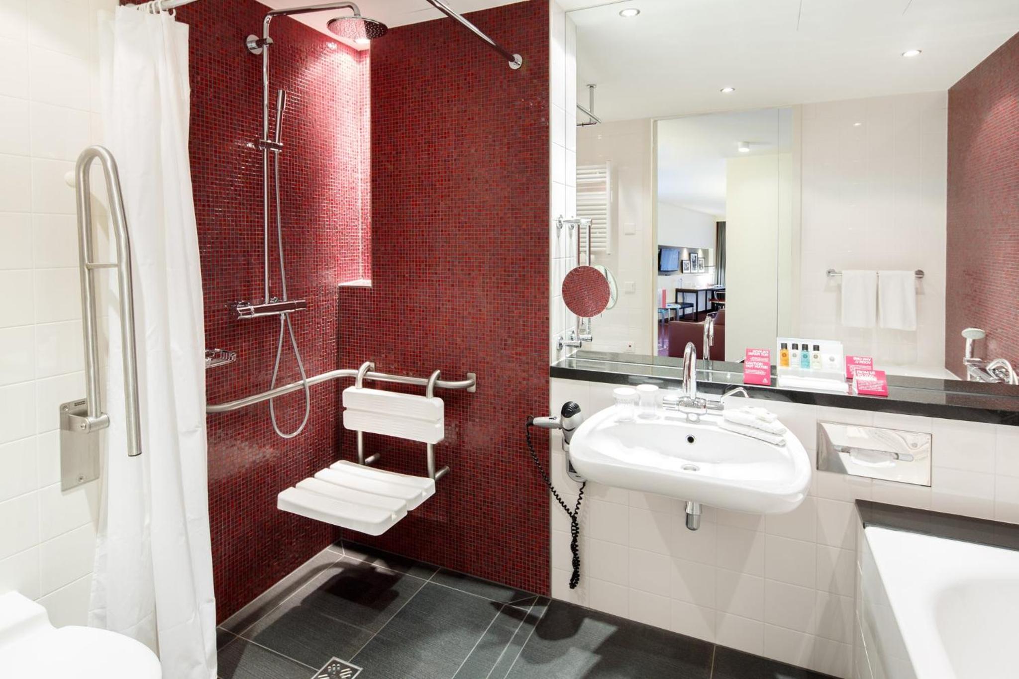 Standard King Room - Accessible photo 2