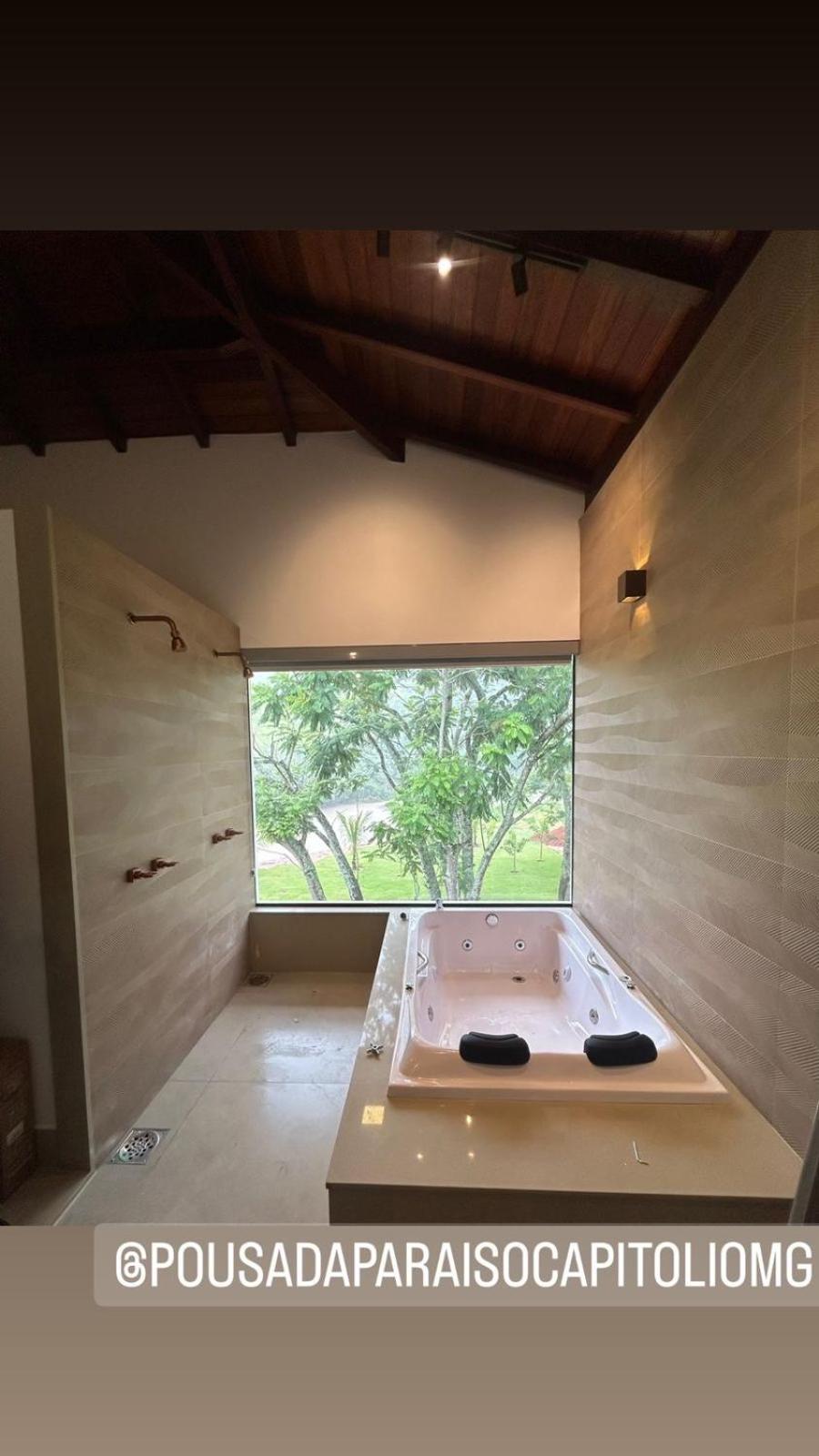 Suite with Hot Tub photo 2