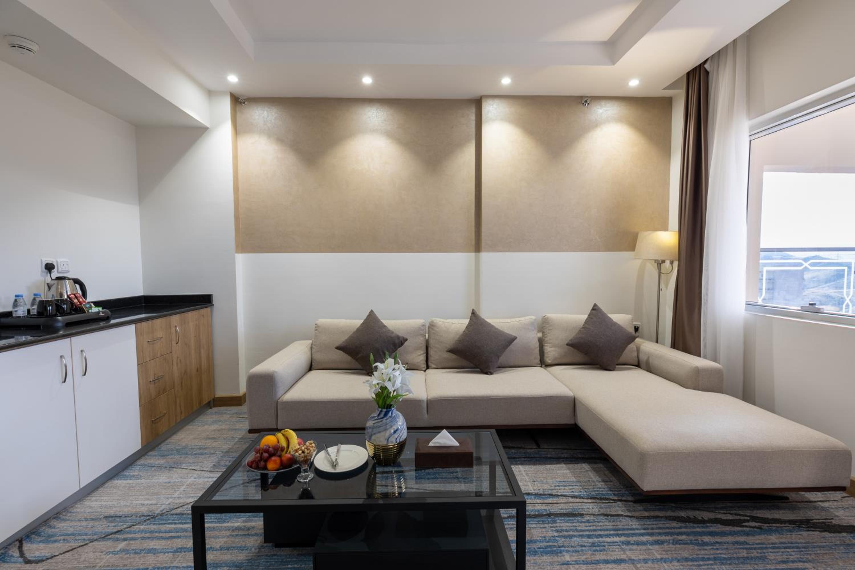 Executive Suite - Photo 3