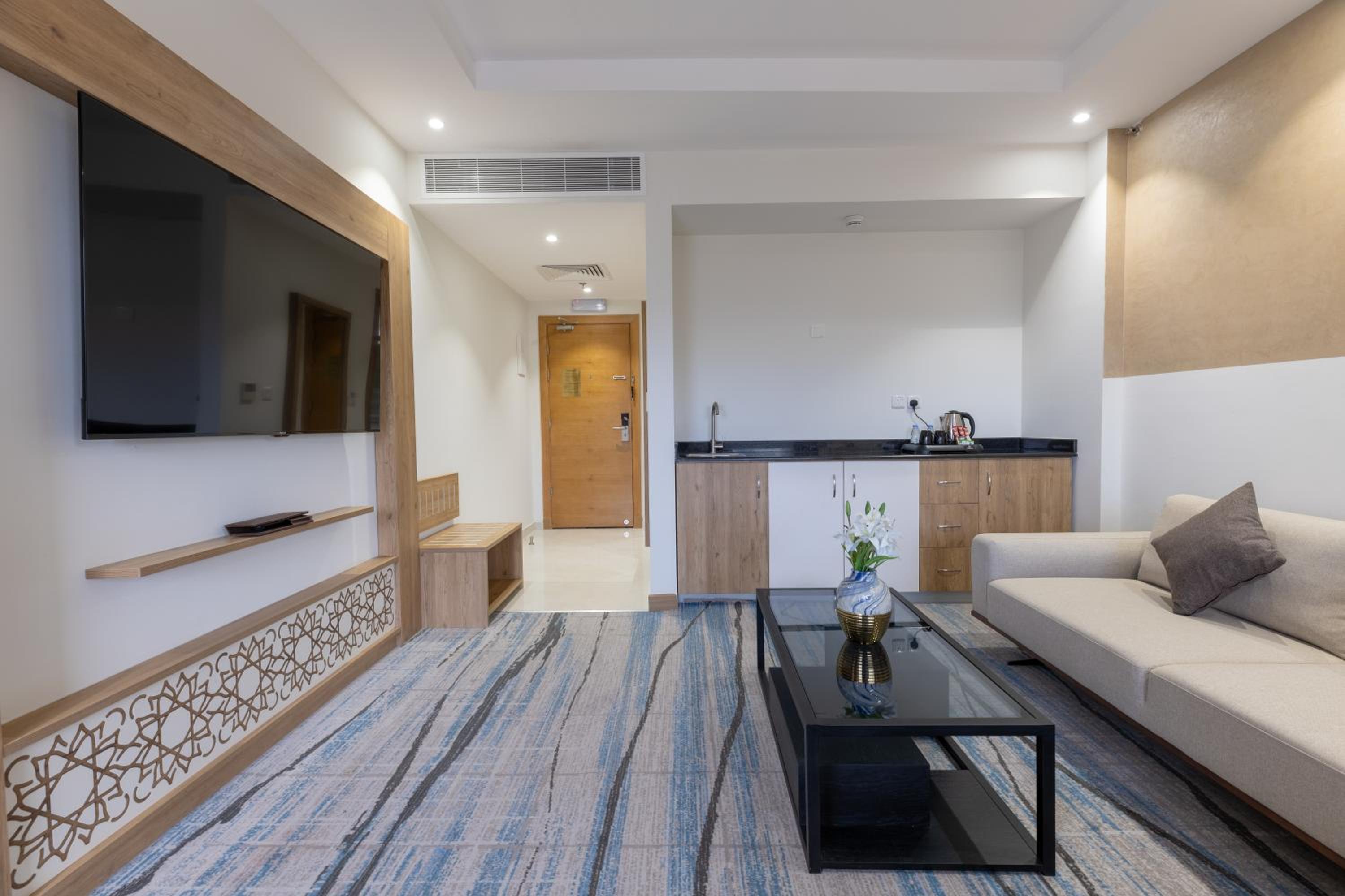 Executive Suite - Photo 4