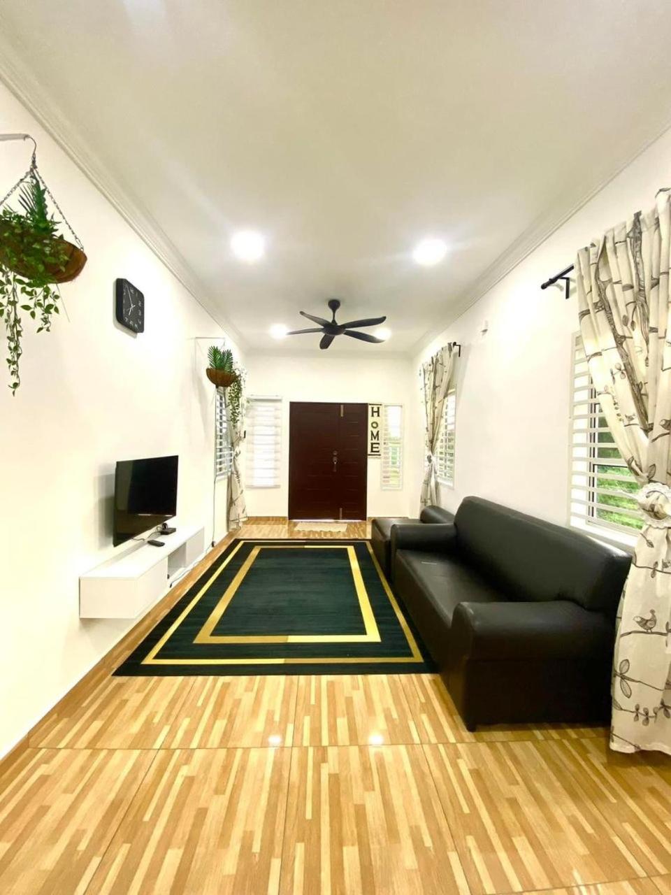 Three-Bedroom House photo 3