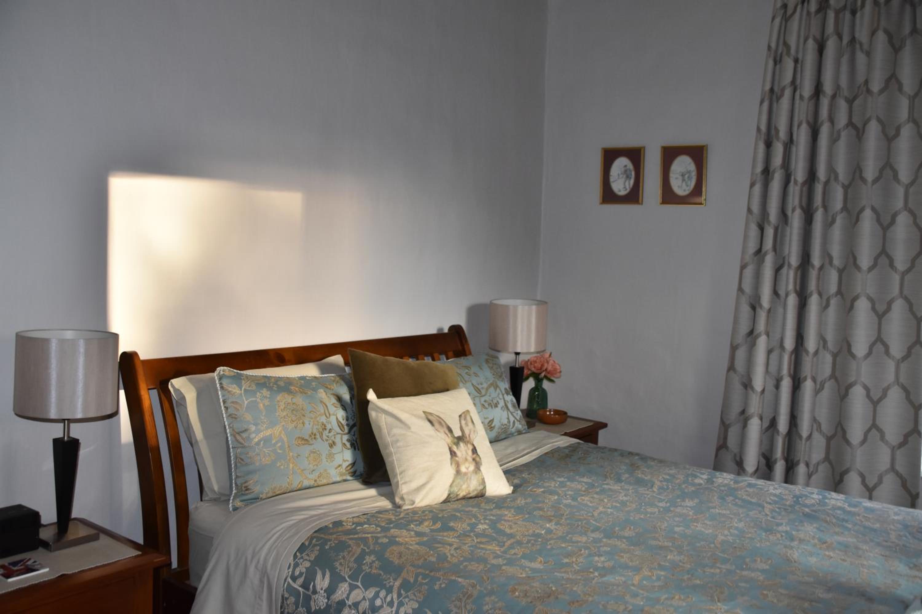 Queen Room with Shared Bathroom photo 1