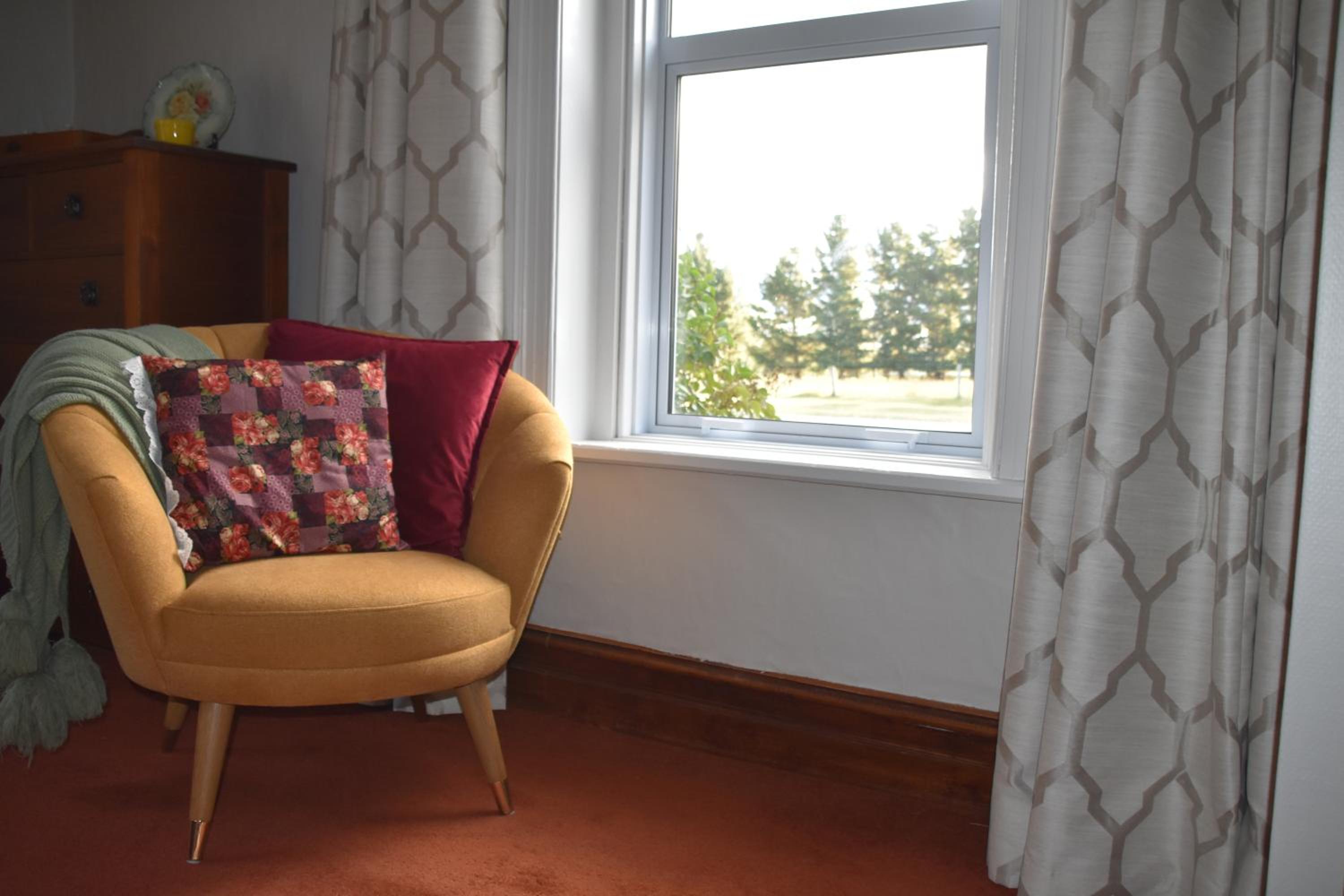 Queen Room with Shared Bathroom photo 3