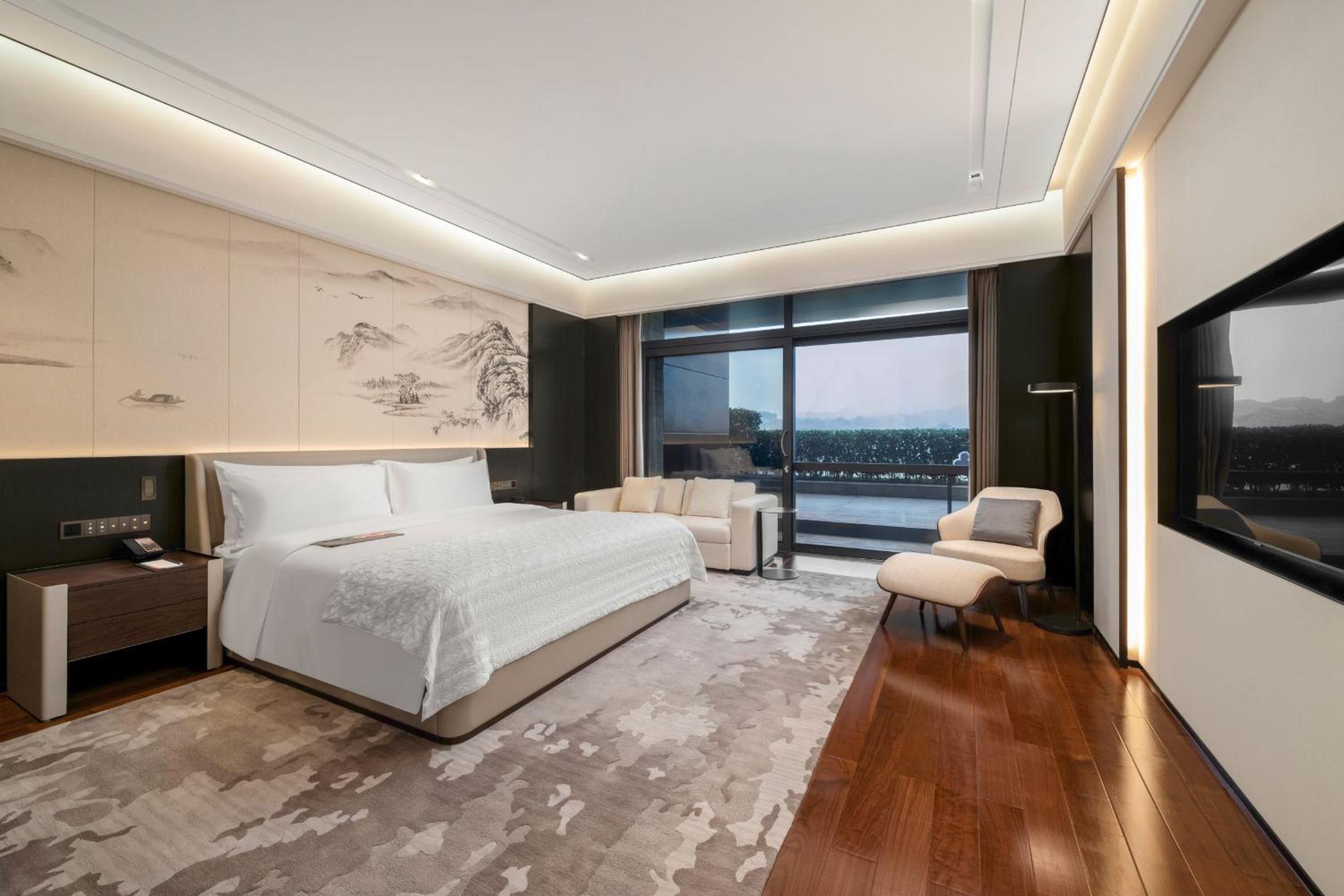One-Bedroom Presidential King Suite with Balcony - Jinding Suite photo 1