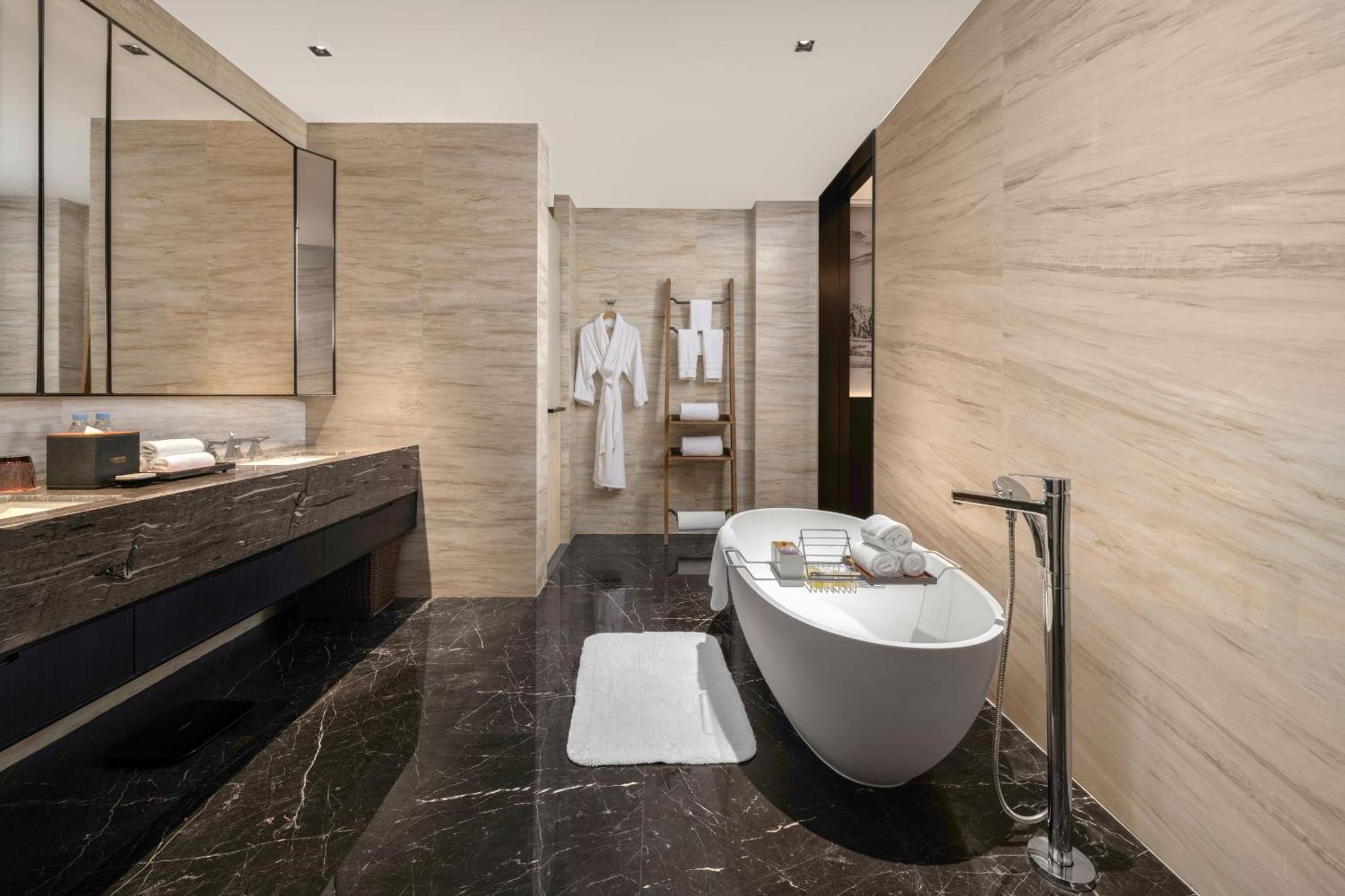 One-Bedroom Presidential King Suite with Balcony - Jinding Suite photo 2