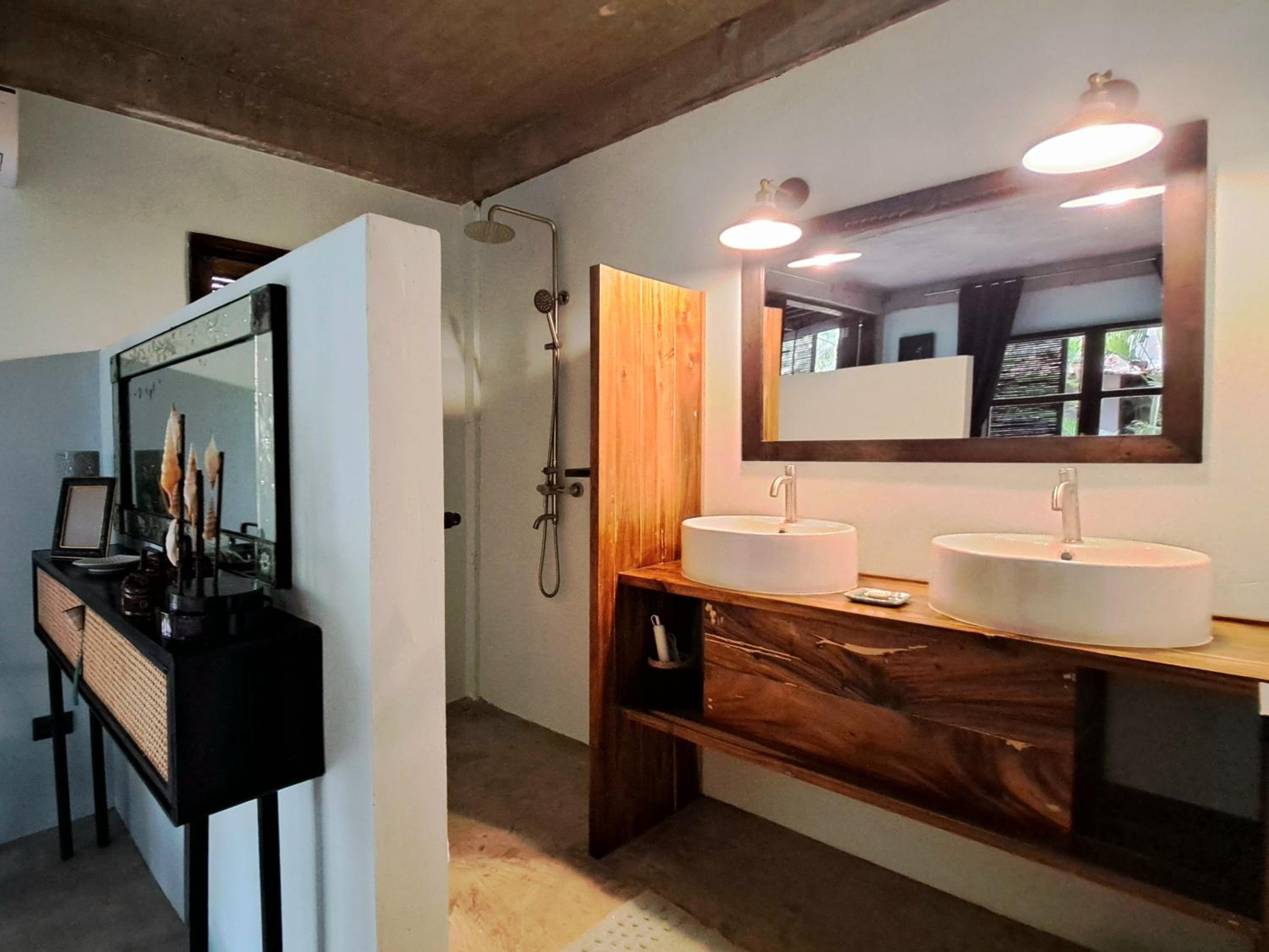 Deluxe King Room with Garden View - Photo 6