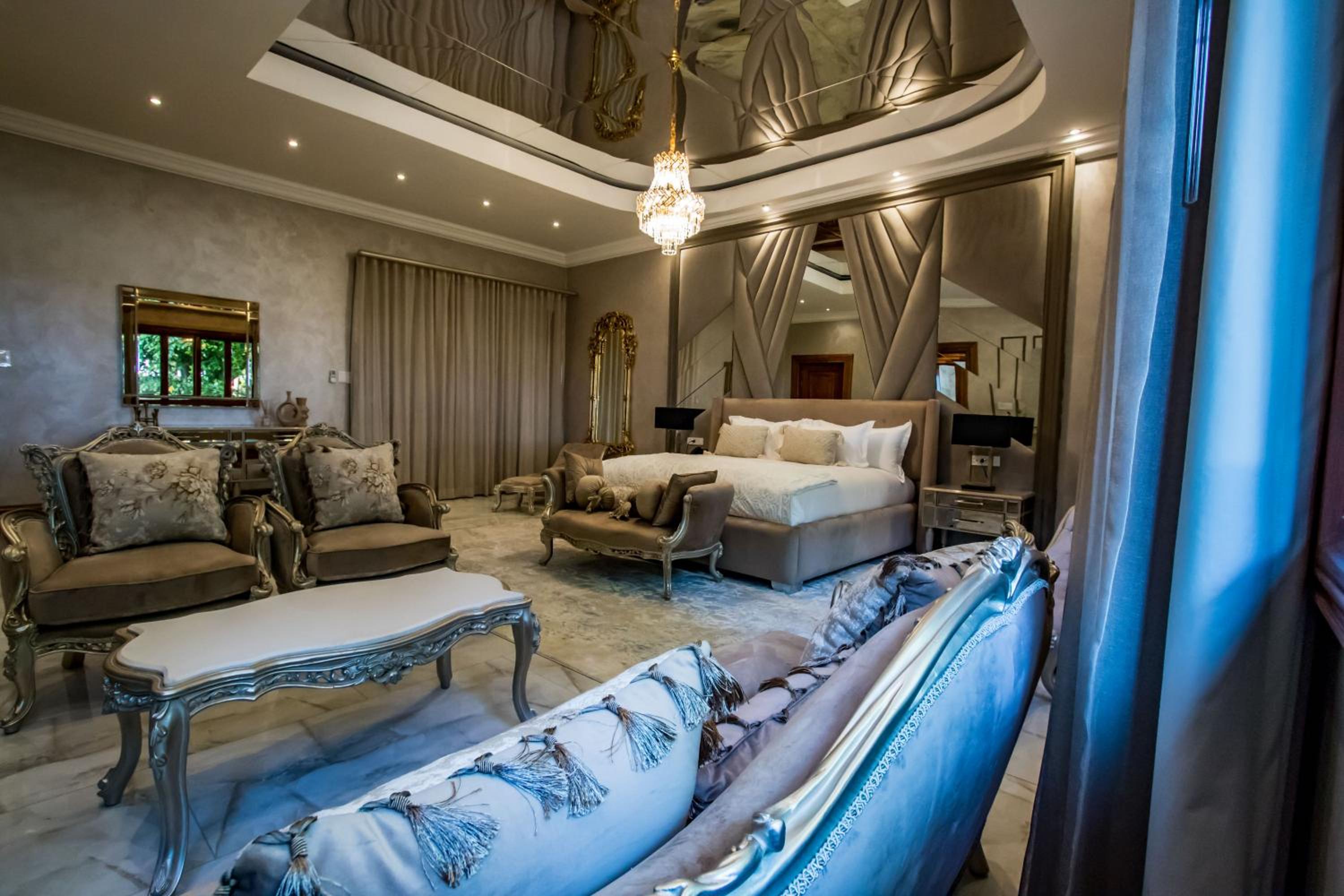 Deluxe King Suite