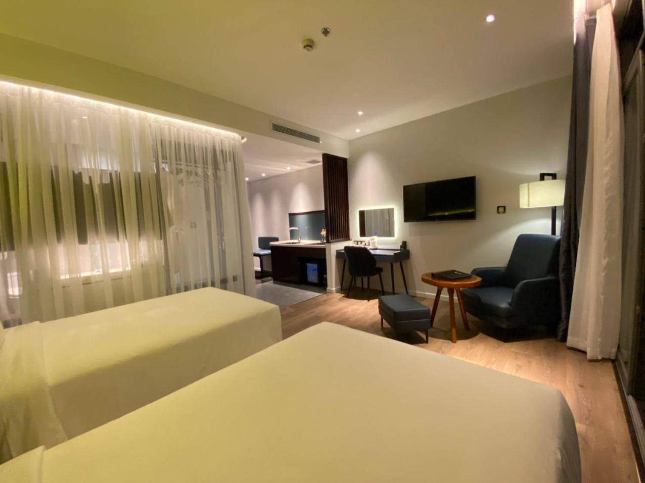 Superior Twin Room with City View - Photo 3
