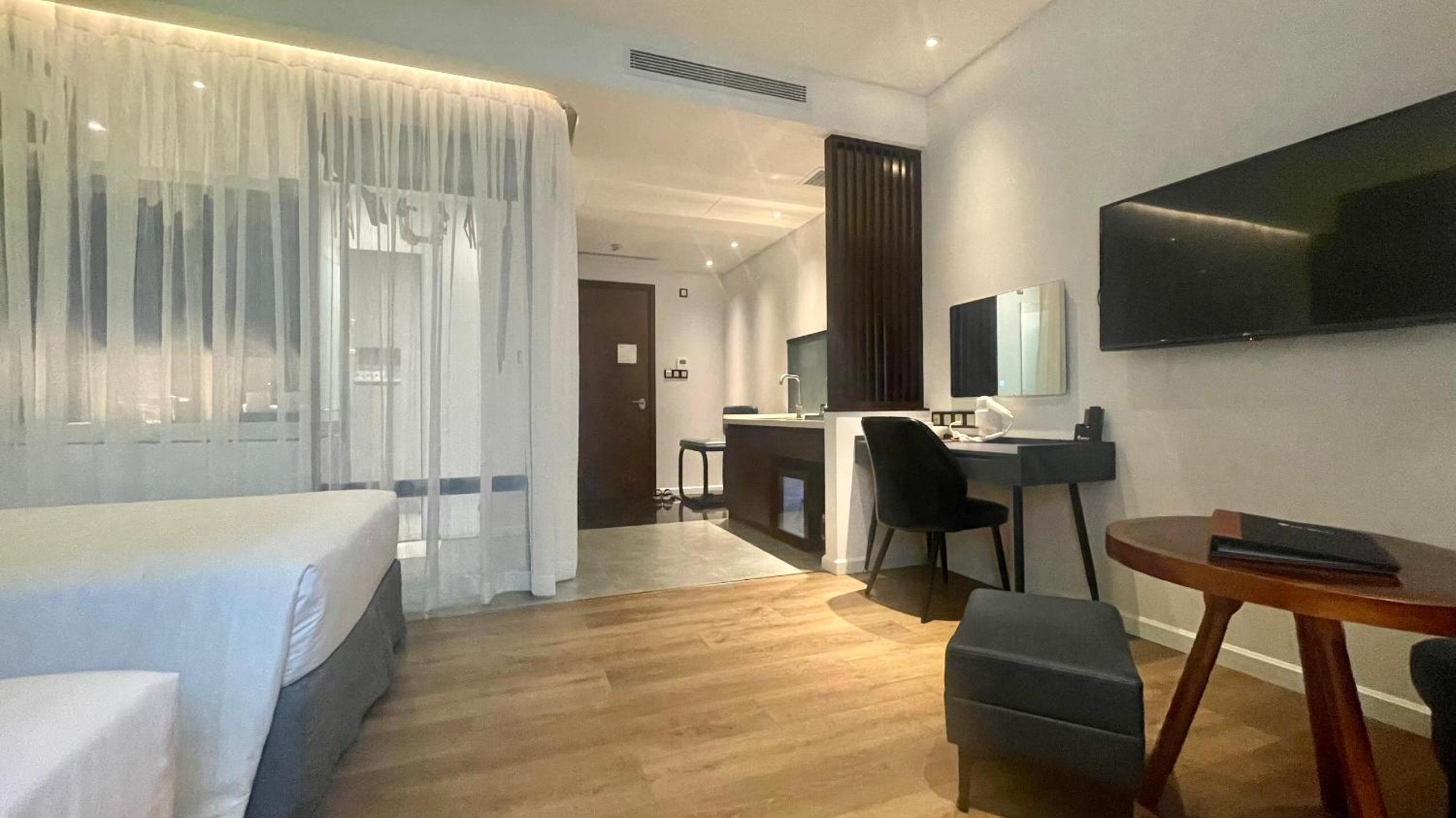 Superior Twin Room with City View - Photo 2