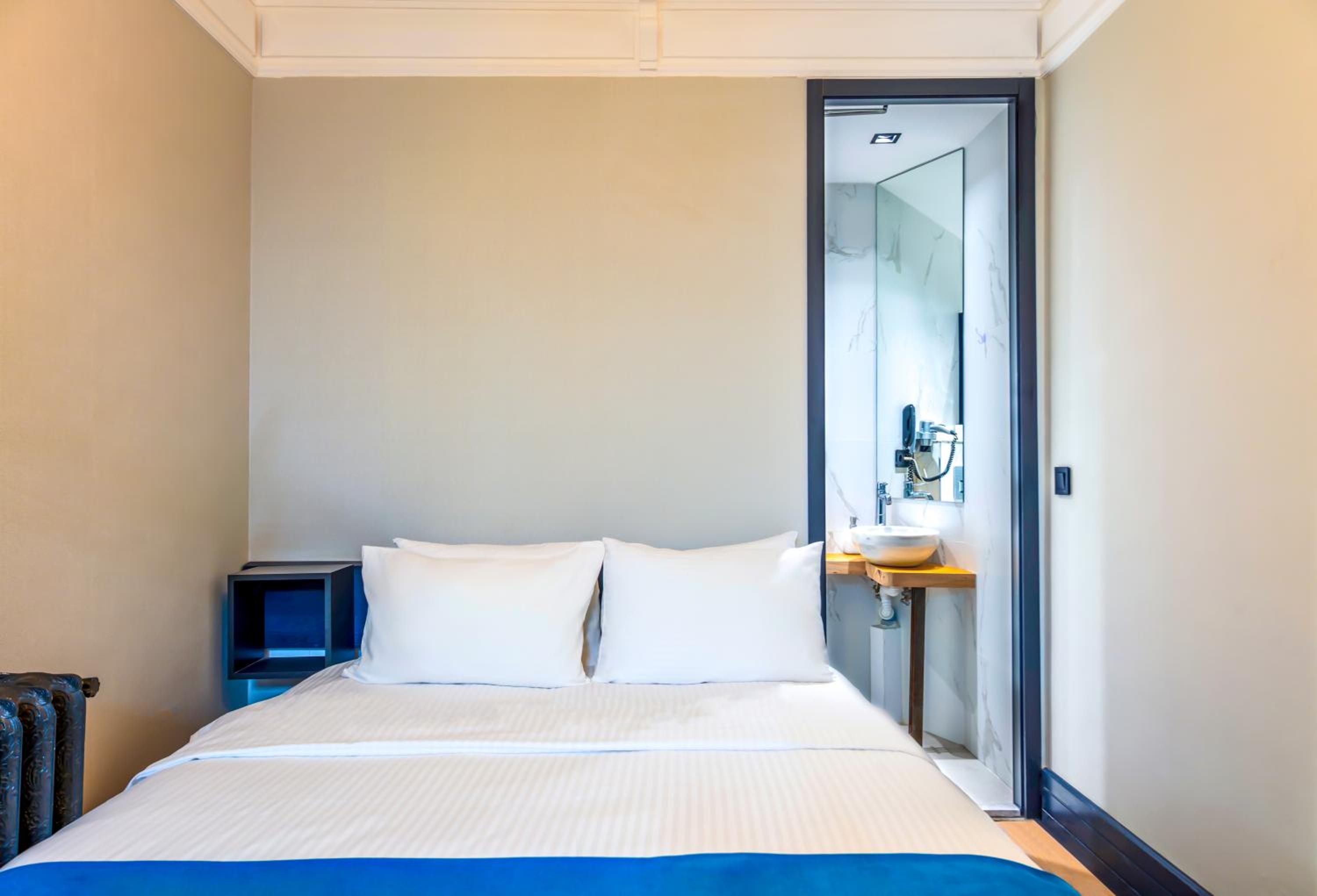 Basic Double Room photo 3