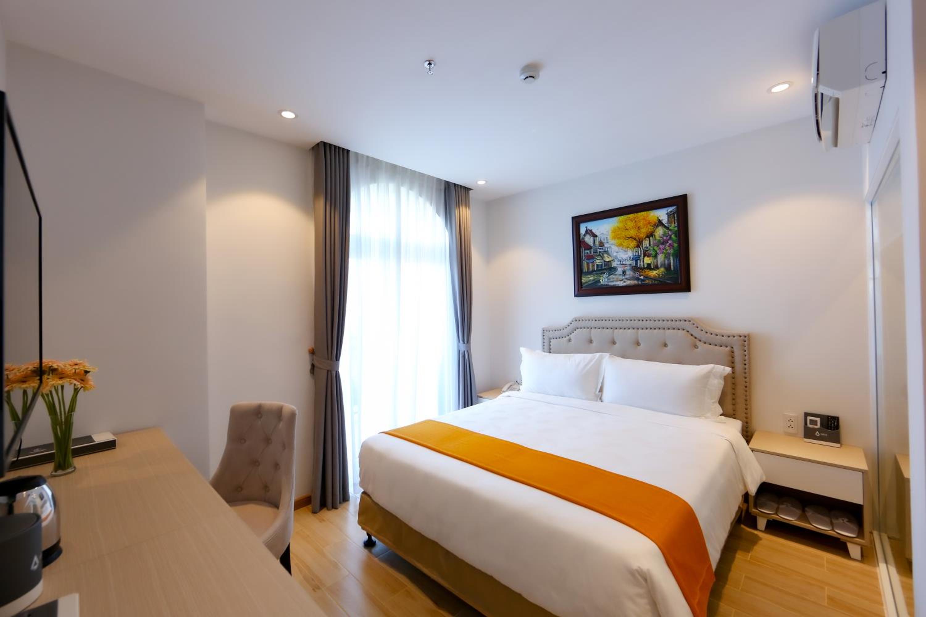 Double Room with Balcony - Photo 8