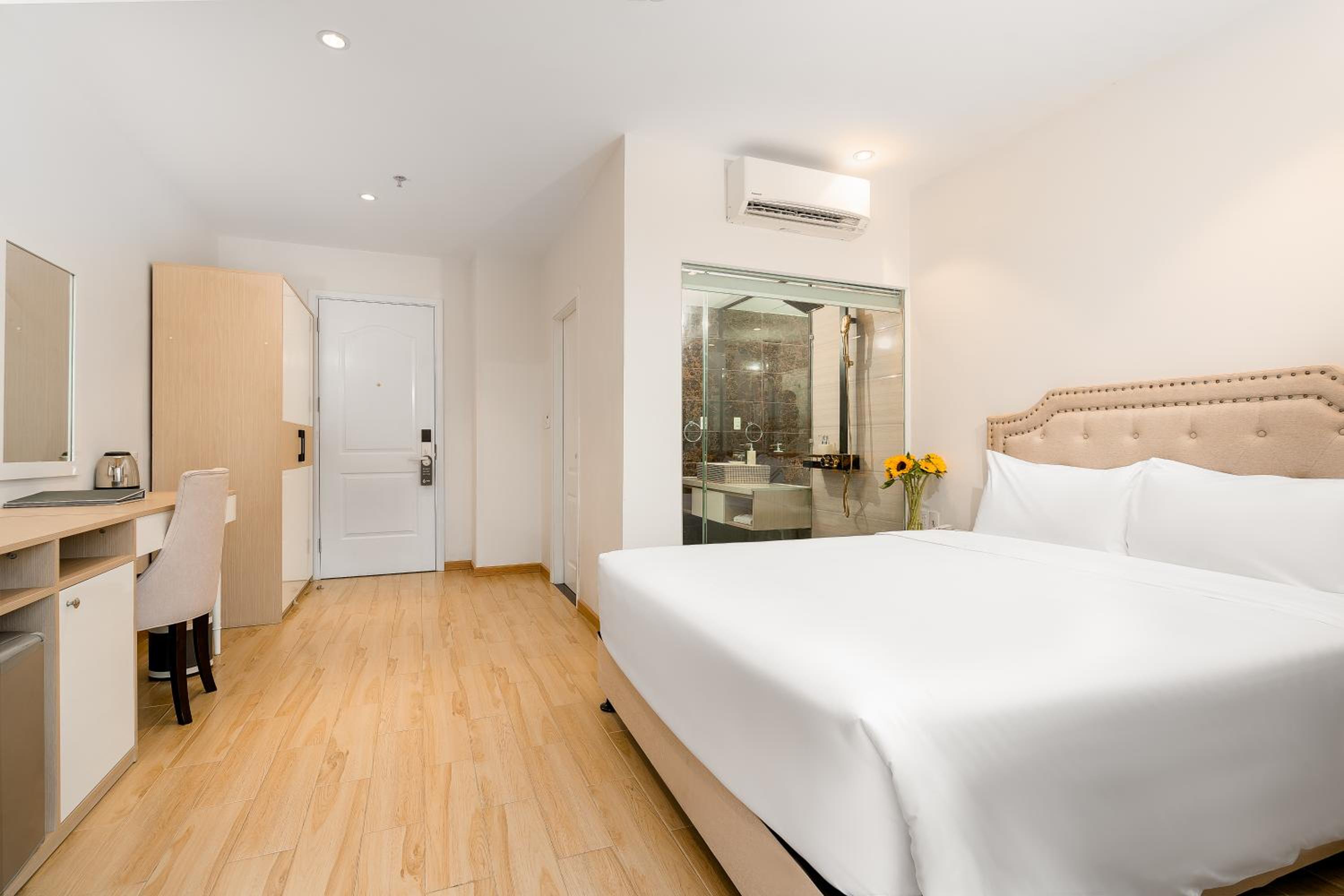 Double Room with Balcony - Photo 5