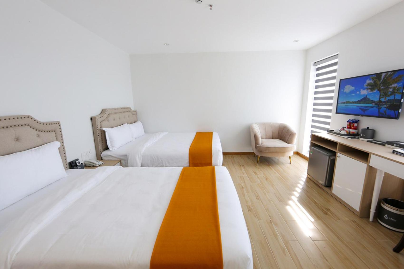 Twin Room with City View - Photo 7