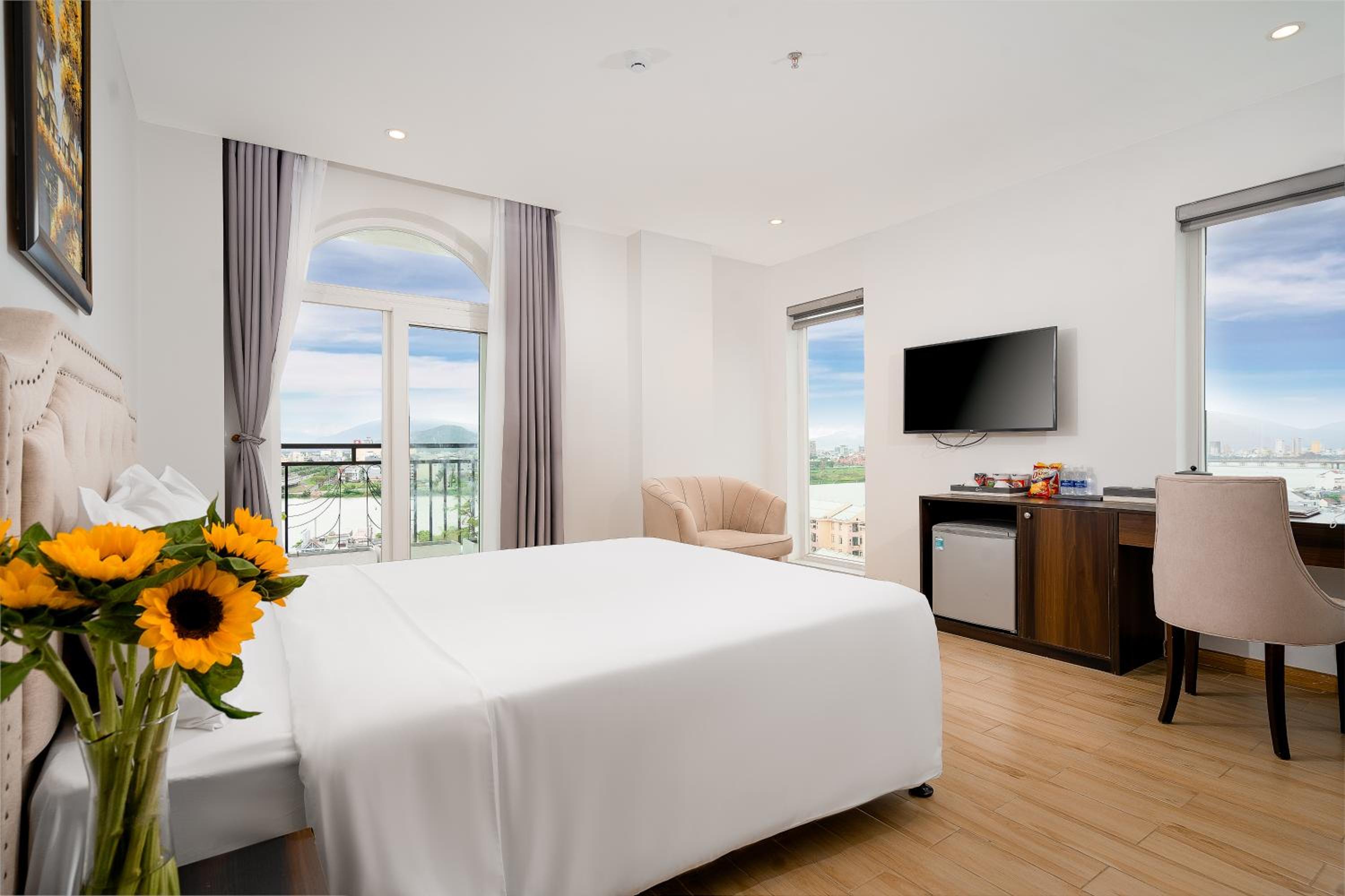 Junior Suite with Balcony - Photo 1