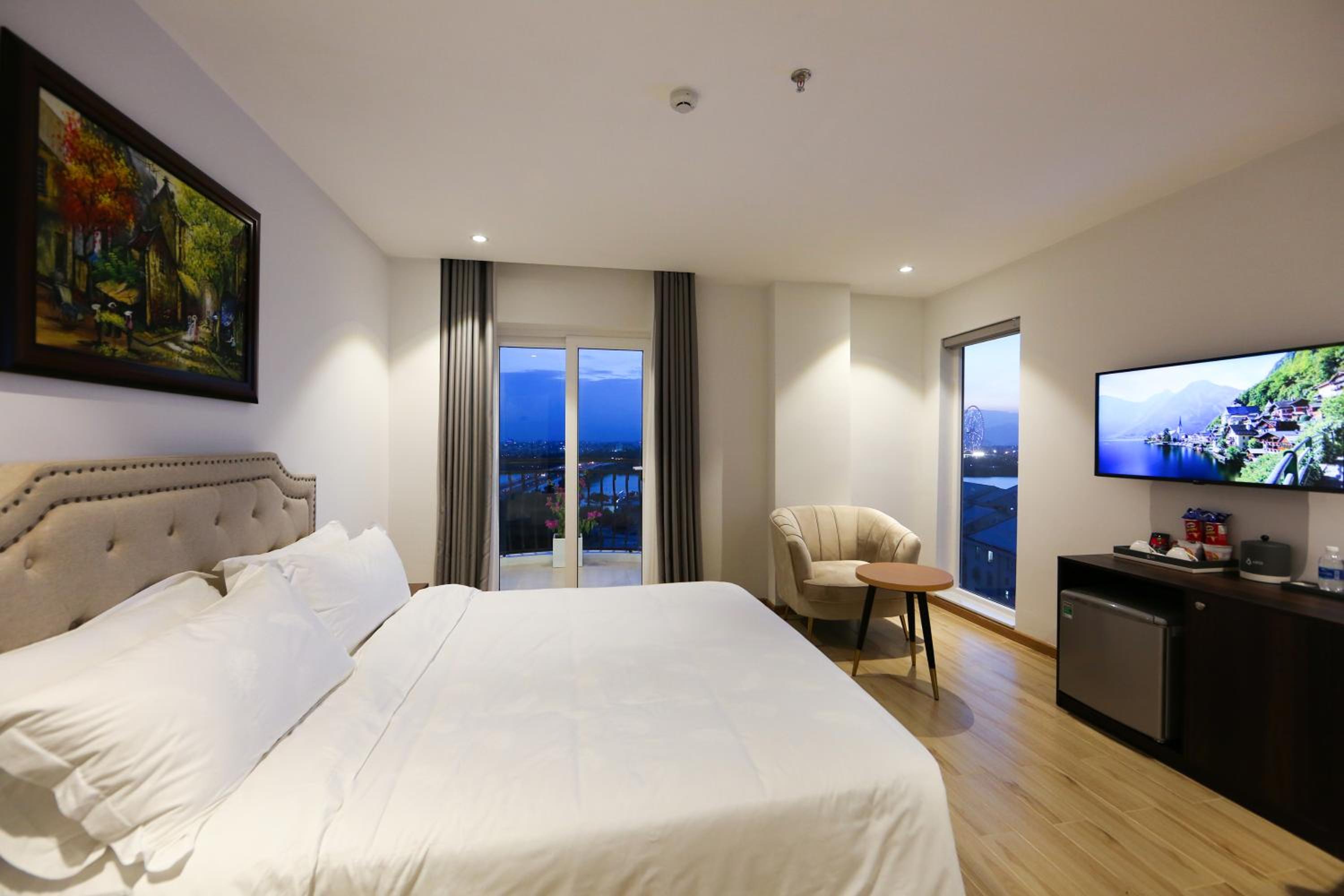 Junior Suite with Balcony - Photo 3