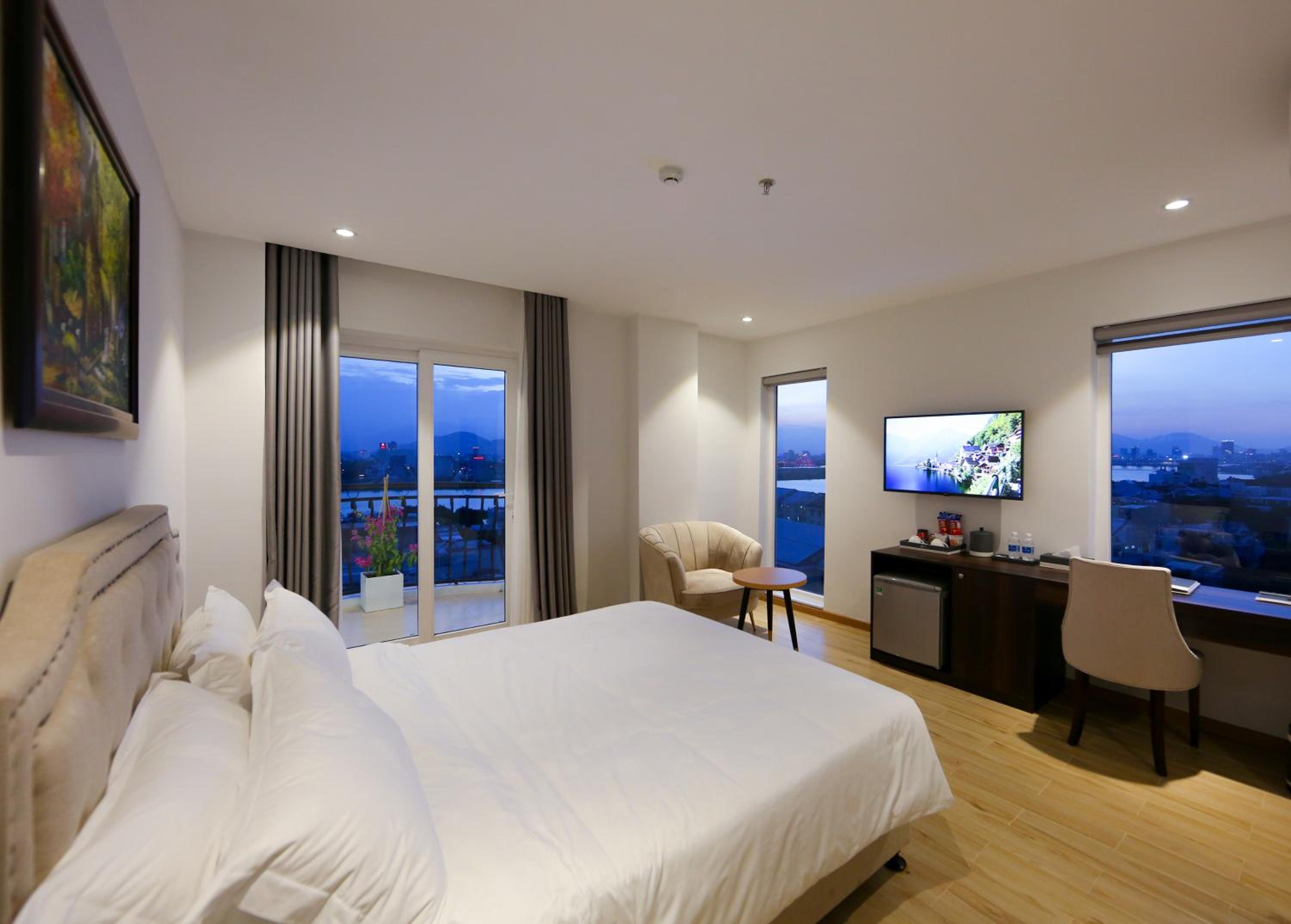 Junior Suite with Balcony - Photo 8