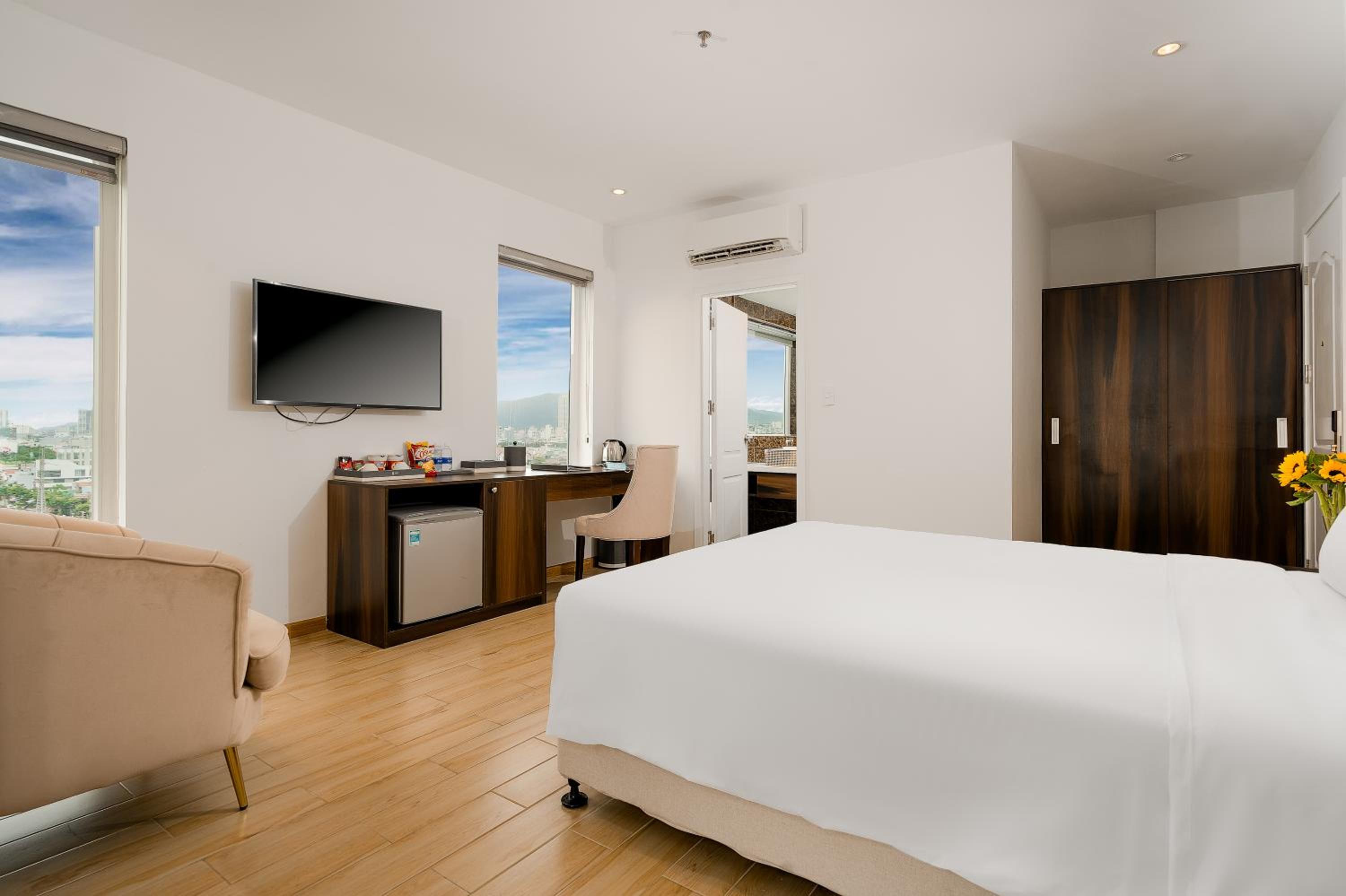 Junior Suite with Balcony - Photo 2