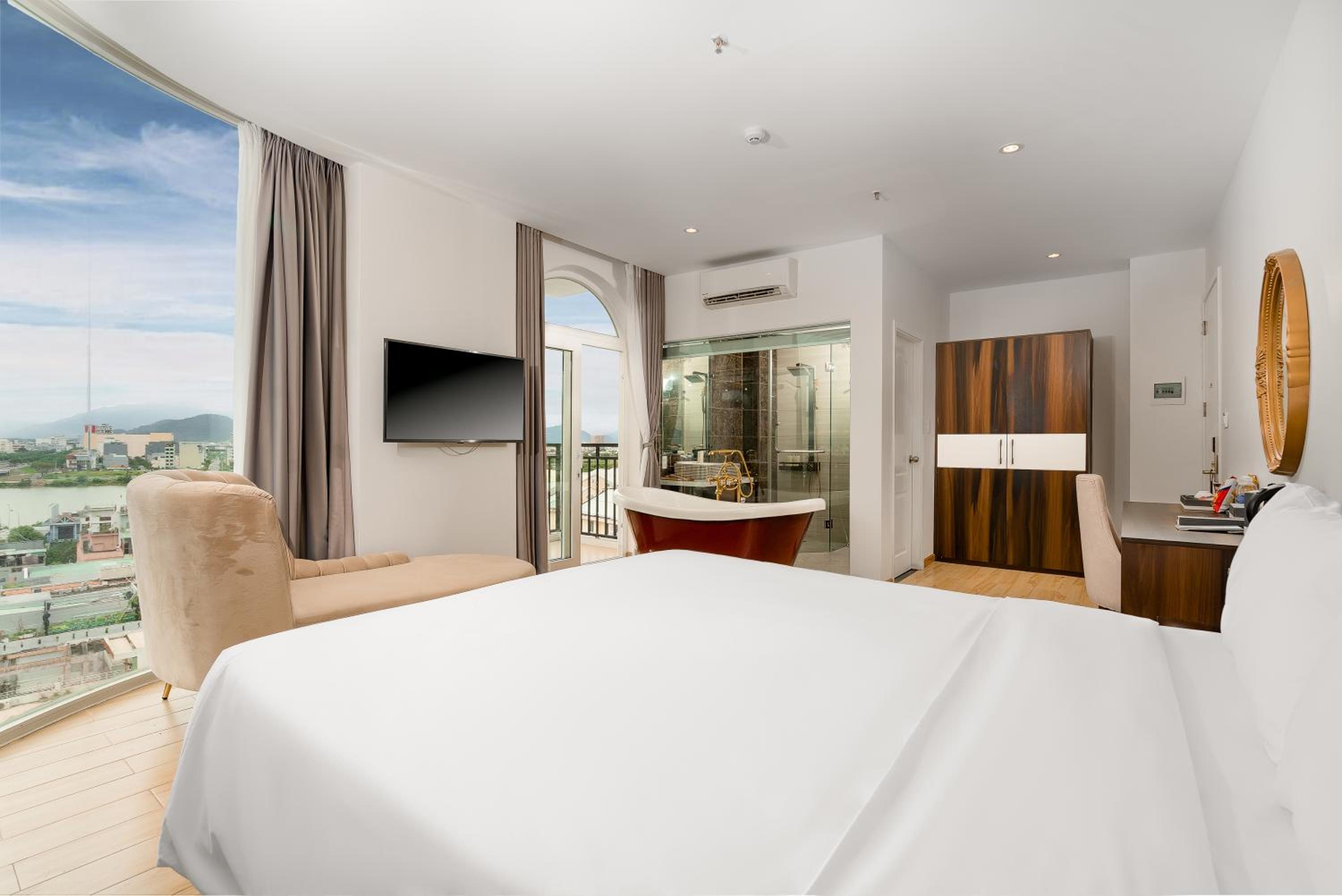 Suite with Balcony and River View - Photo 7