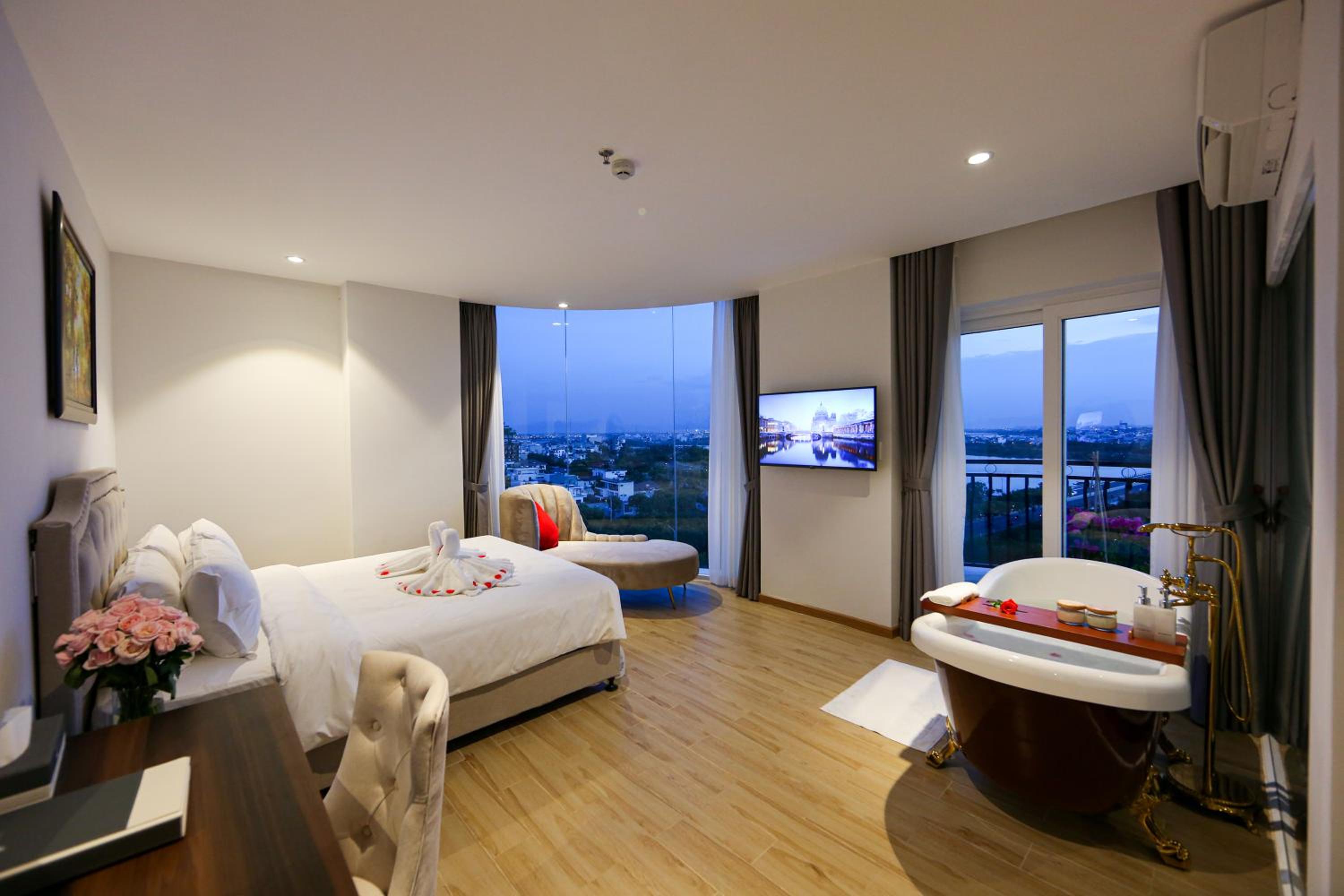 Suite with Balcony and River View - Photo 1