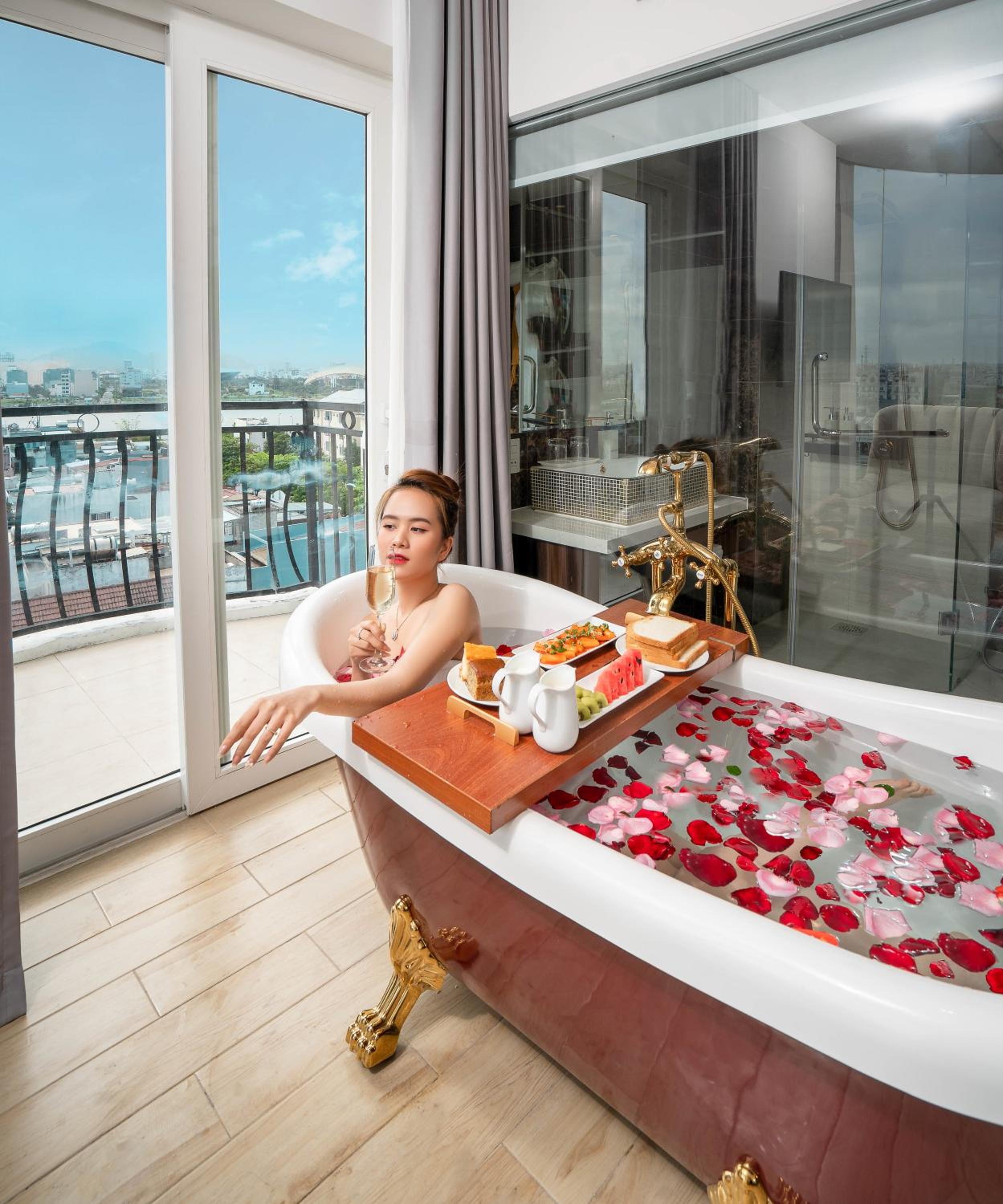 Suite with Balcony and River View - Photo 11