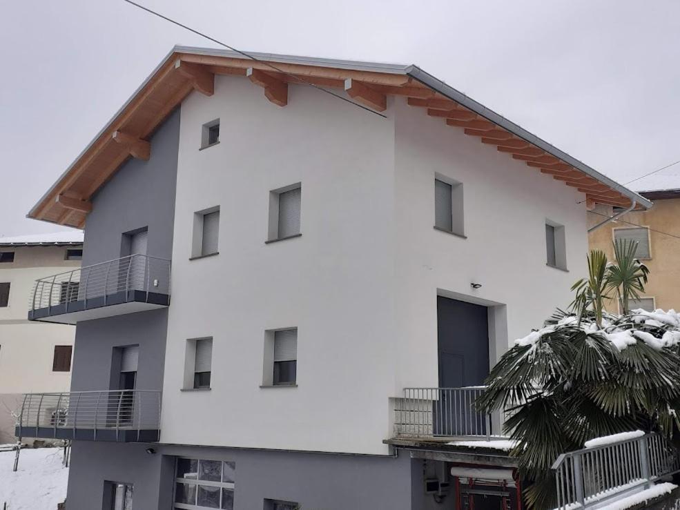 Three-Bedroom House photo 2