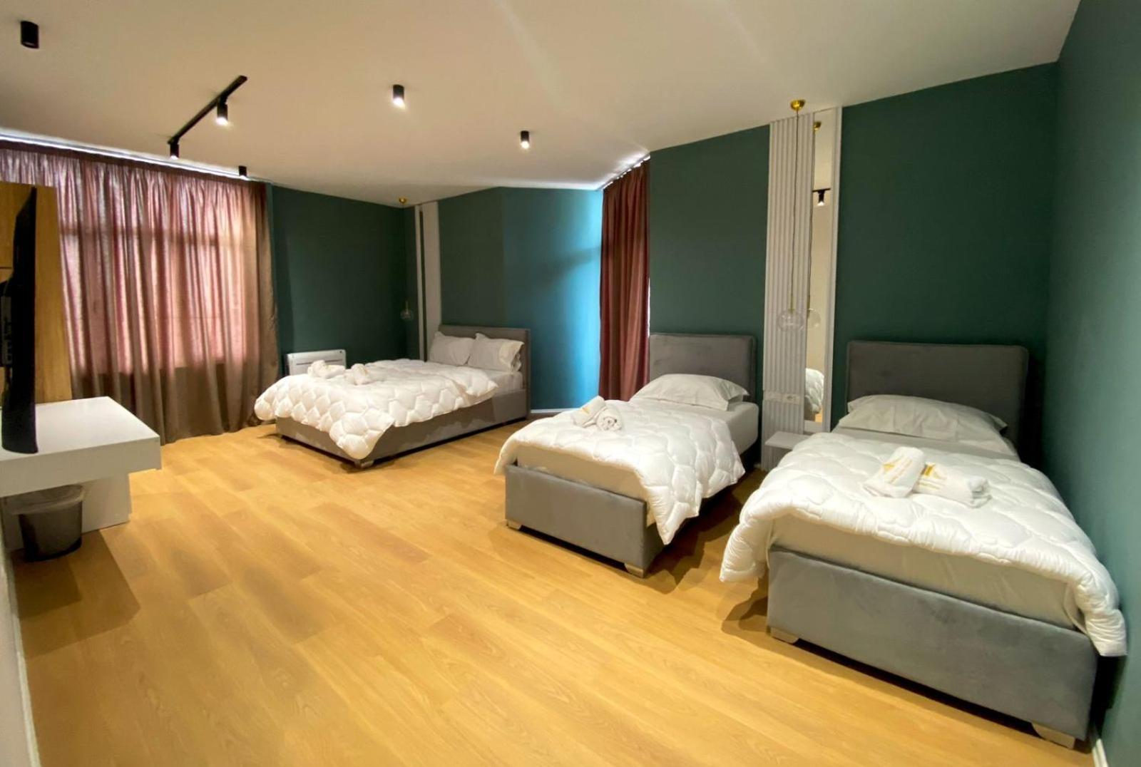 Deluxe Queen Suite photo 2