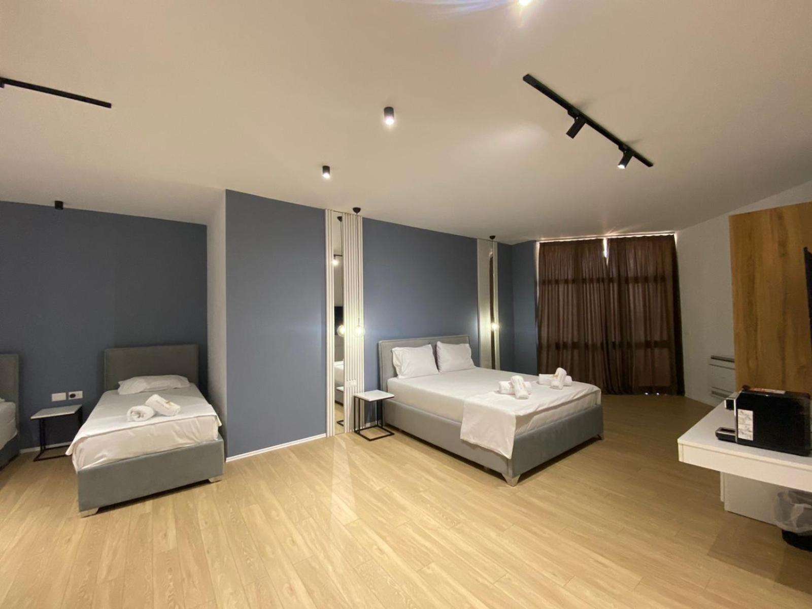 Deluxe Queen Suite photo 3