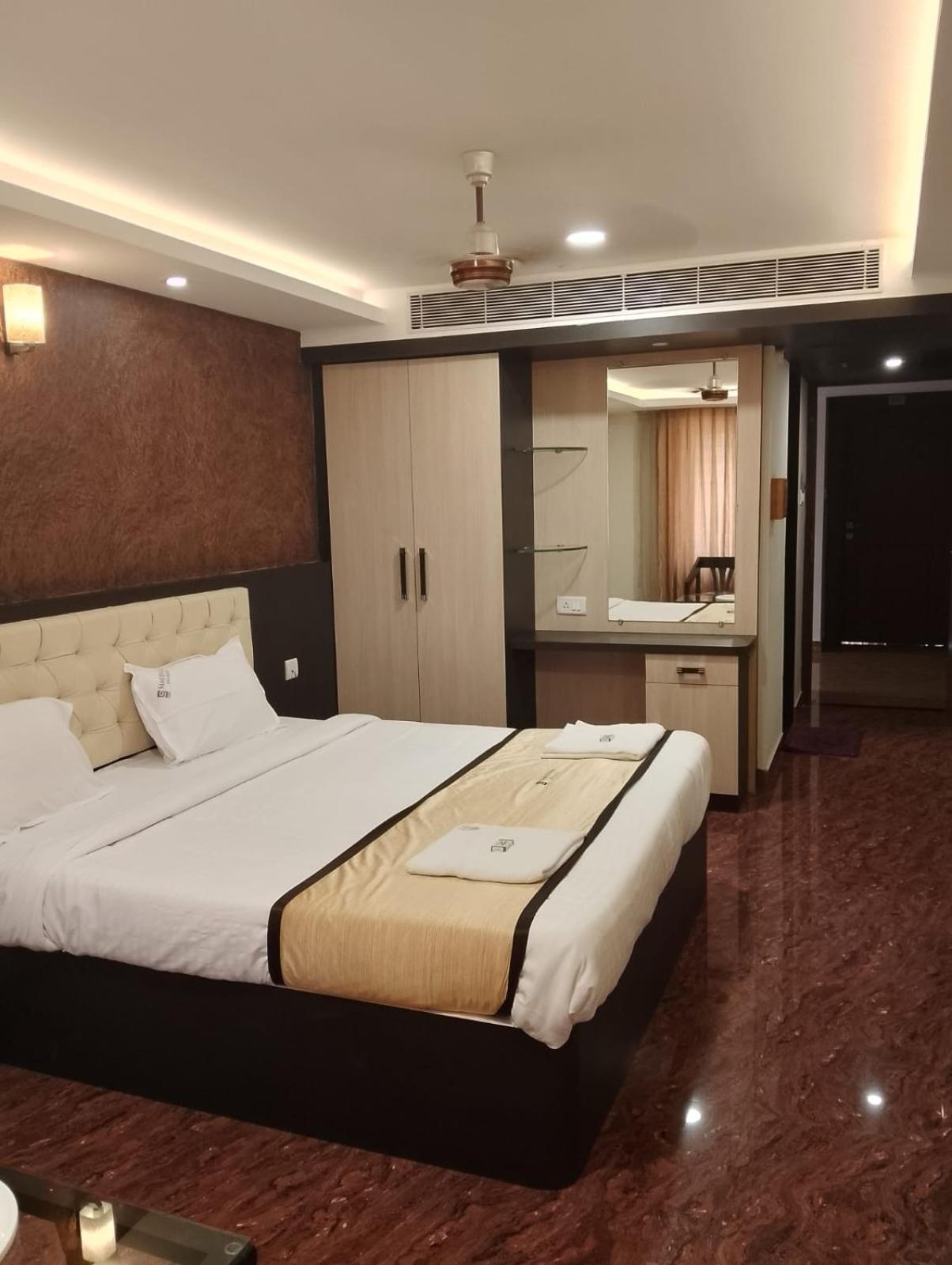 Deluxe Double Room (2 Adults + 1 Child) photo 1