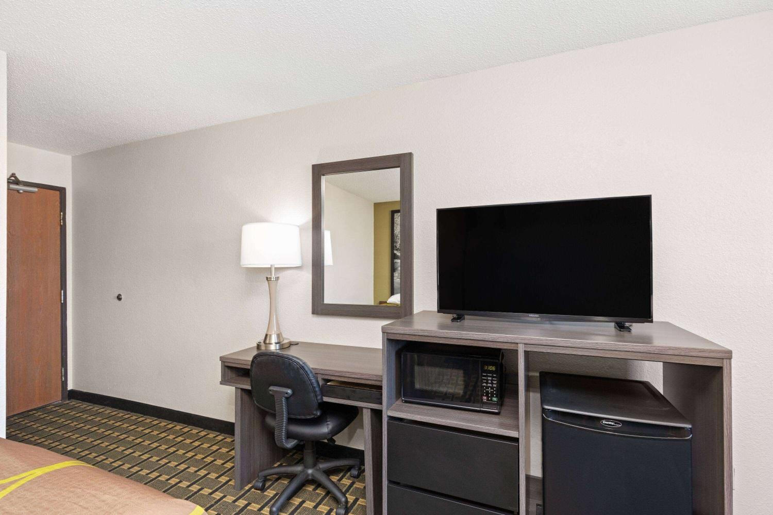 Queen Room with Two Queen Beds - Non-Smoking - Photo 3
