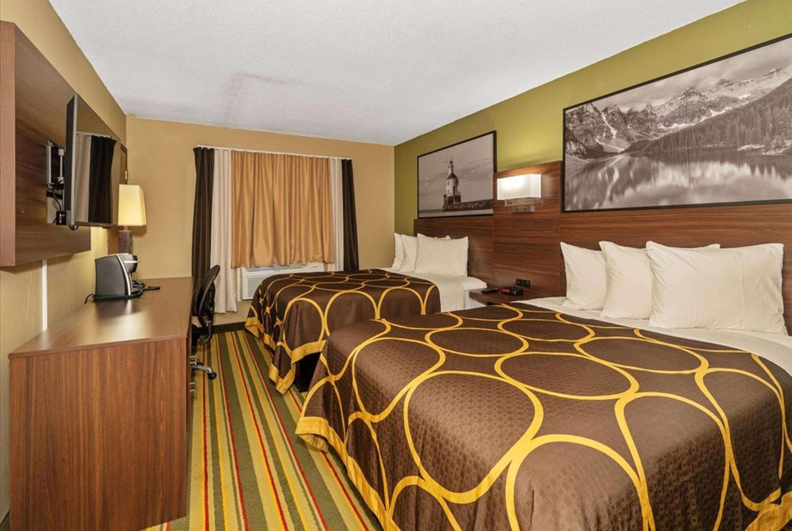 Queen Room with Two Queen Beds - Non-Smoking - Photo 1