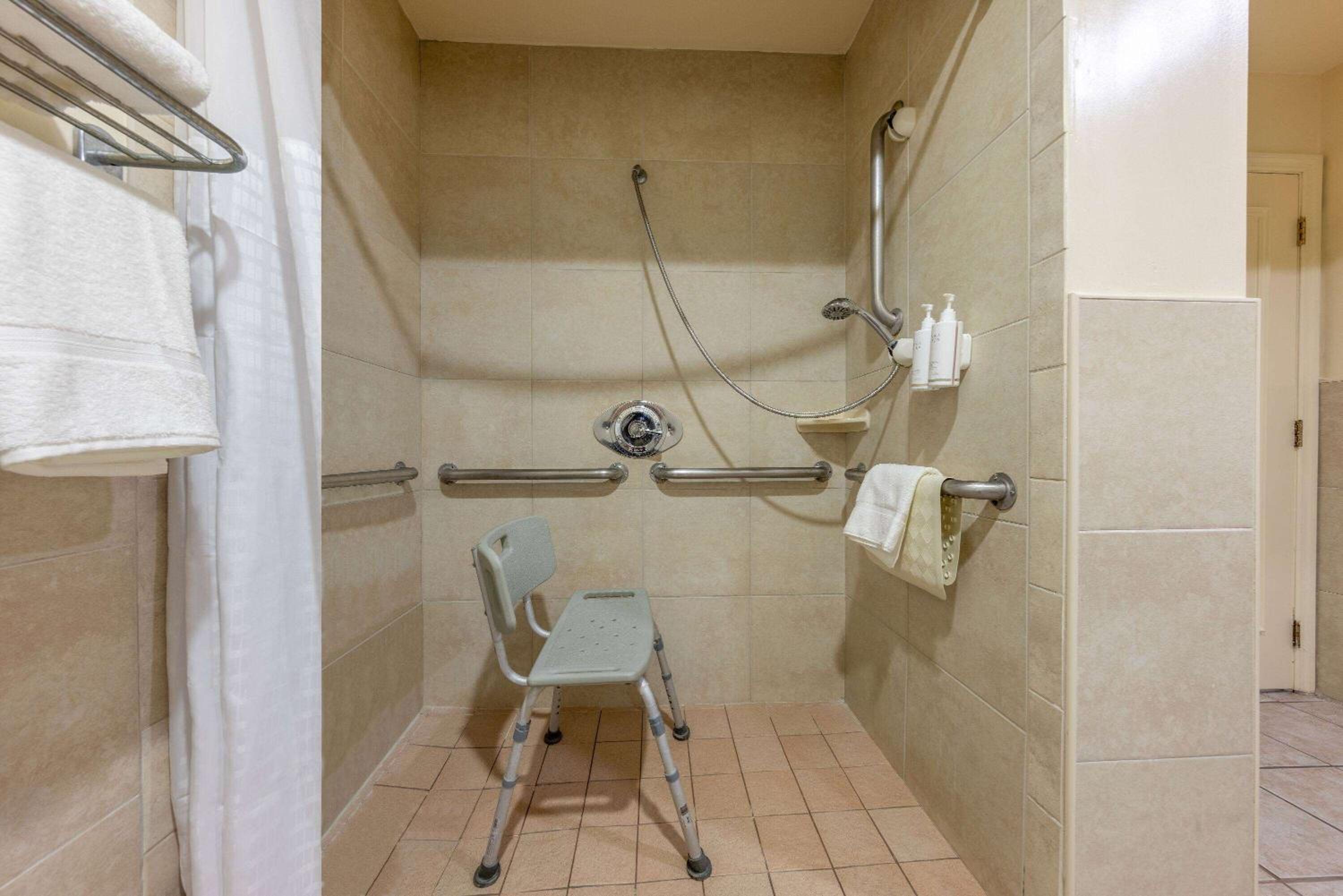 Double Room with Two Double Beds and Mobility Access - Ground Floor/Non-Smoking - Photo 7