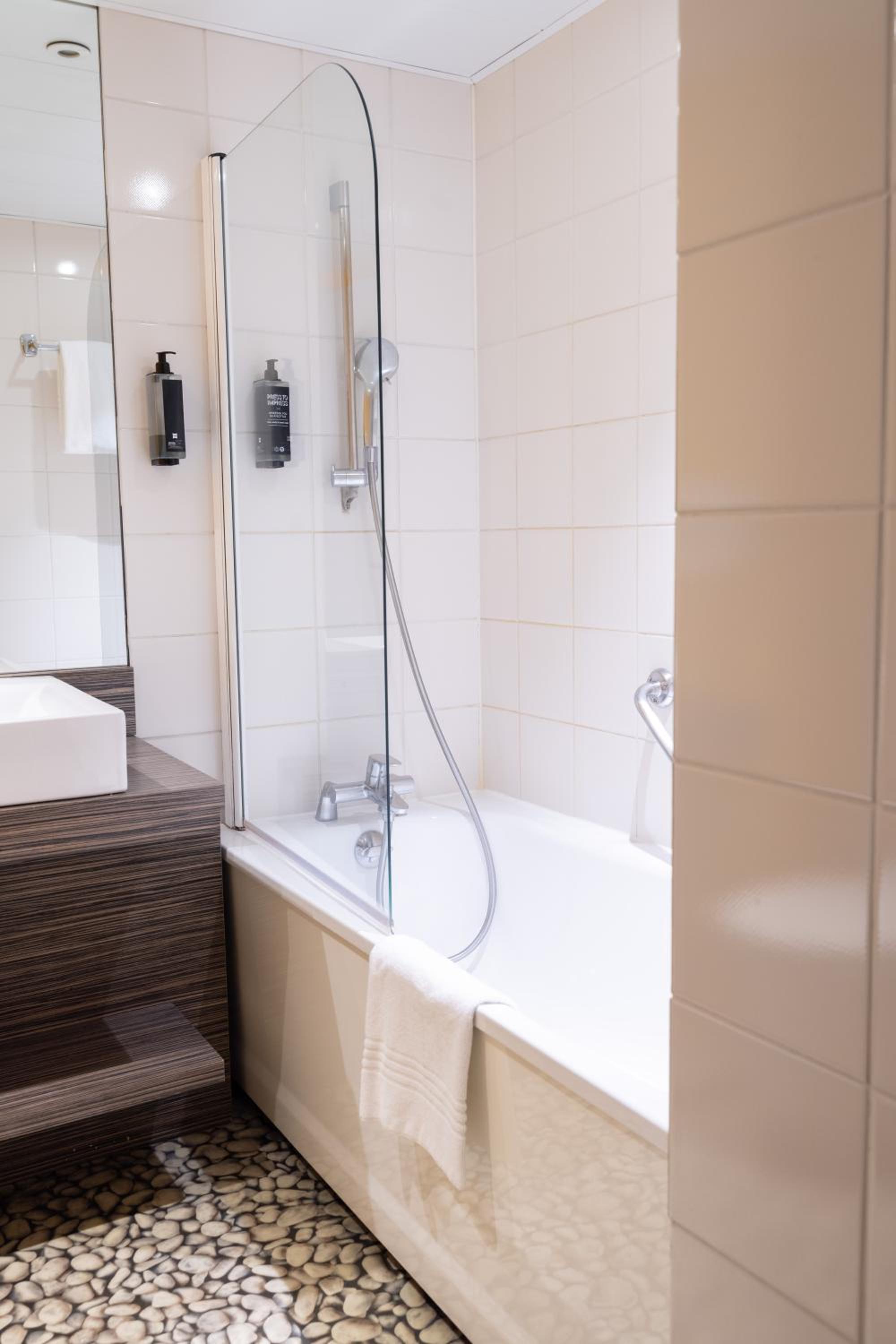 Standard Double Room - Photo 6