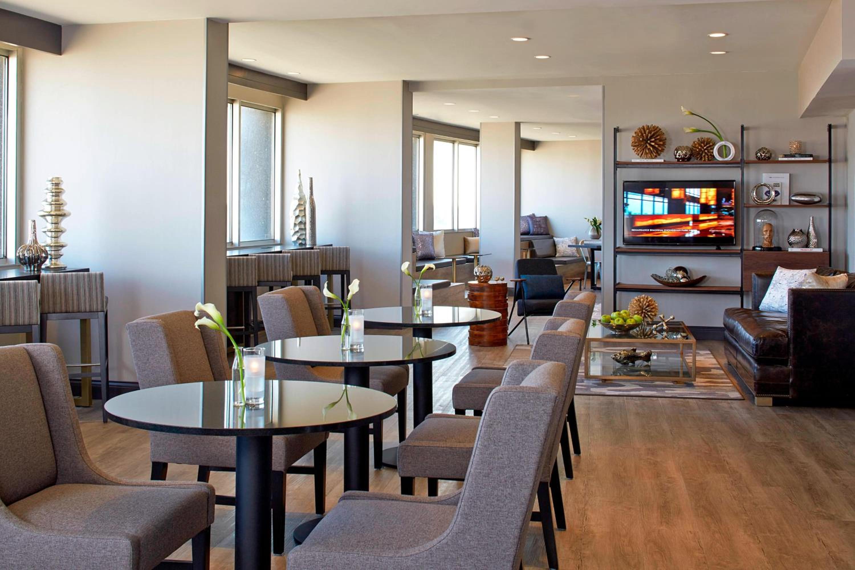 Club Level King Room  - Photo 3
