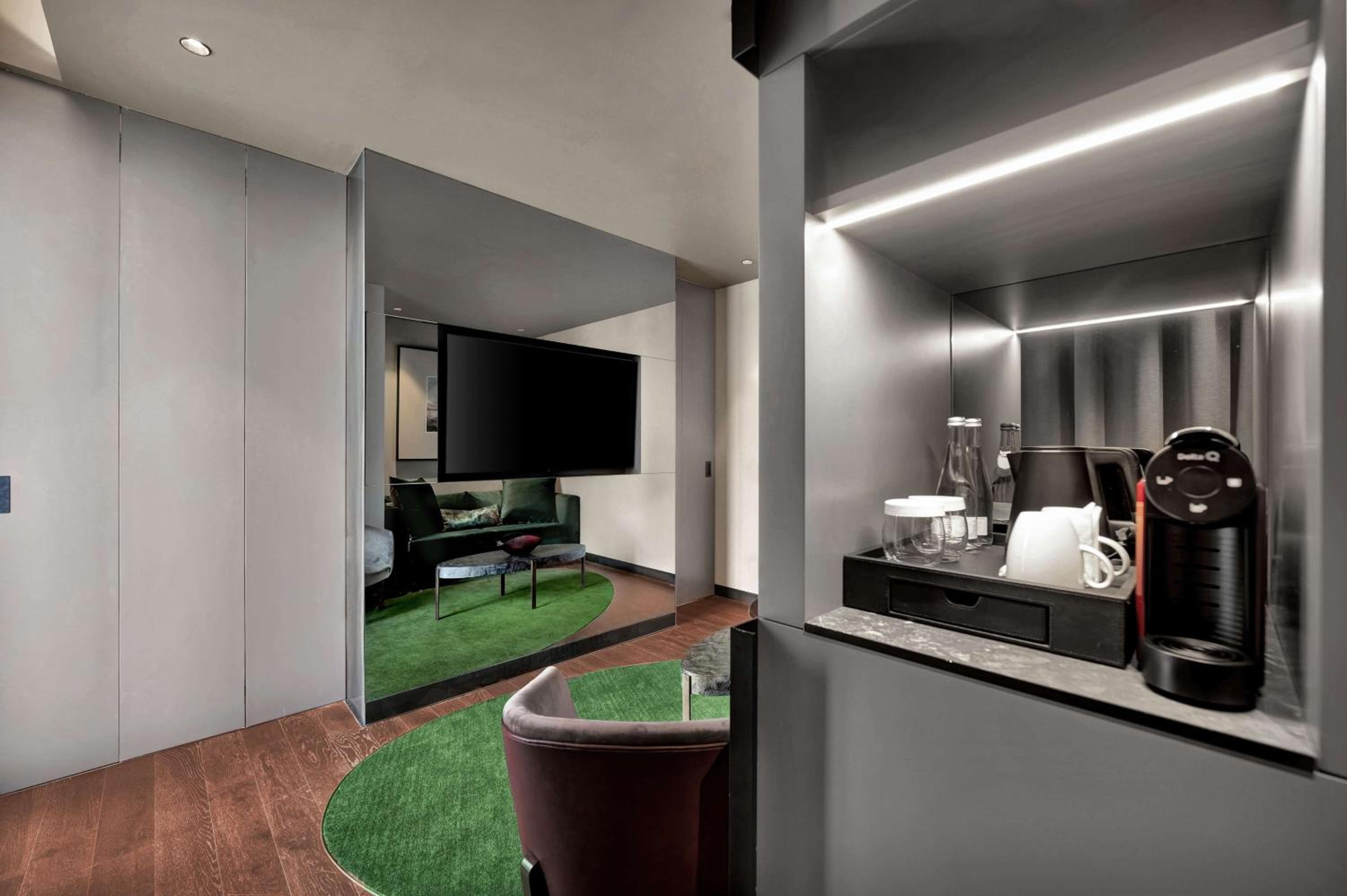 One-Bedroom King Suite - Photo 4