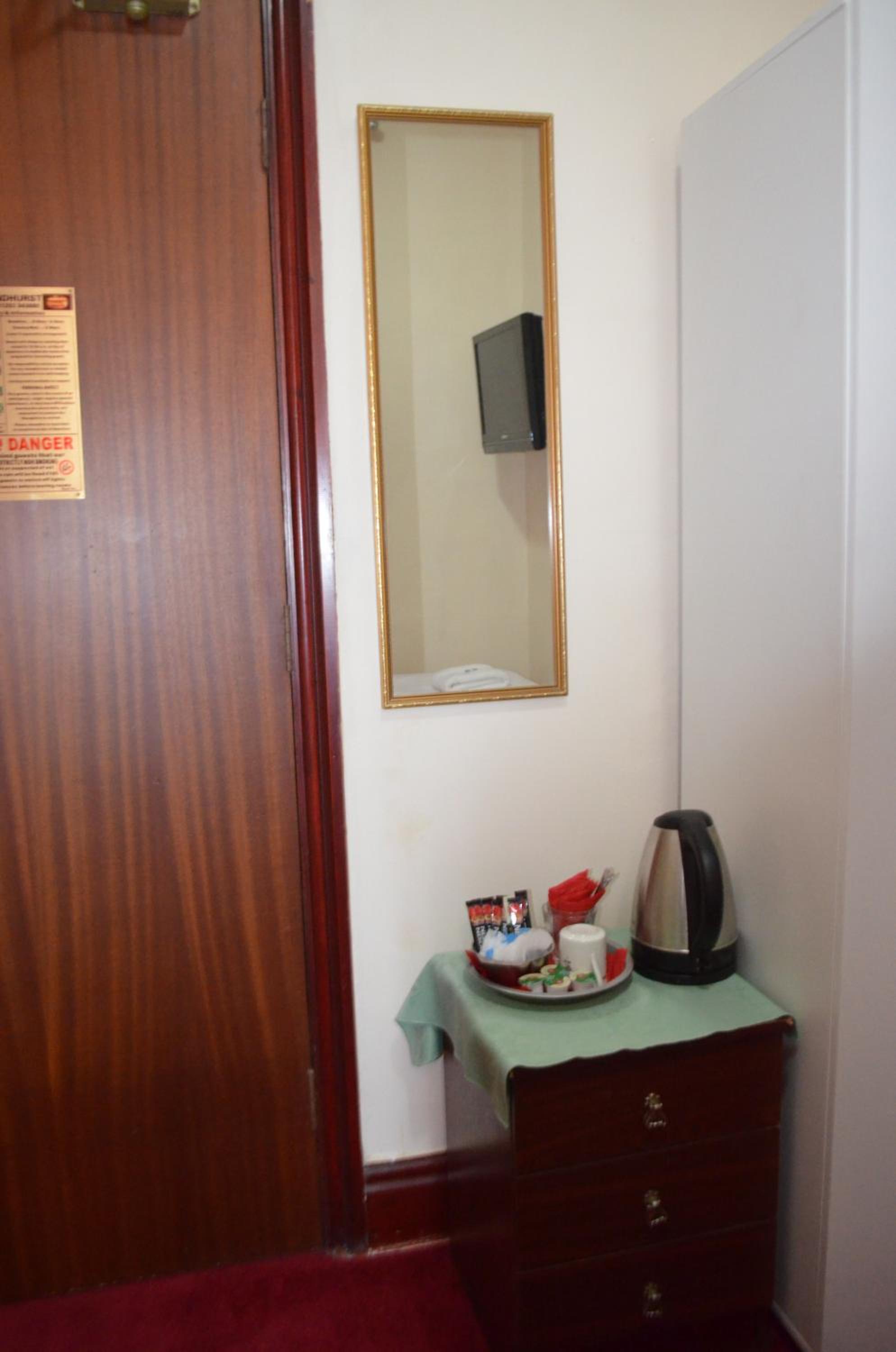 Double Room with Private Bathroom - Photo 4
