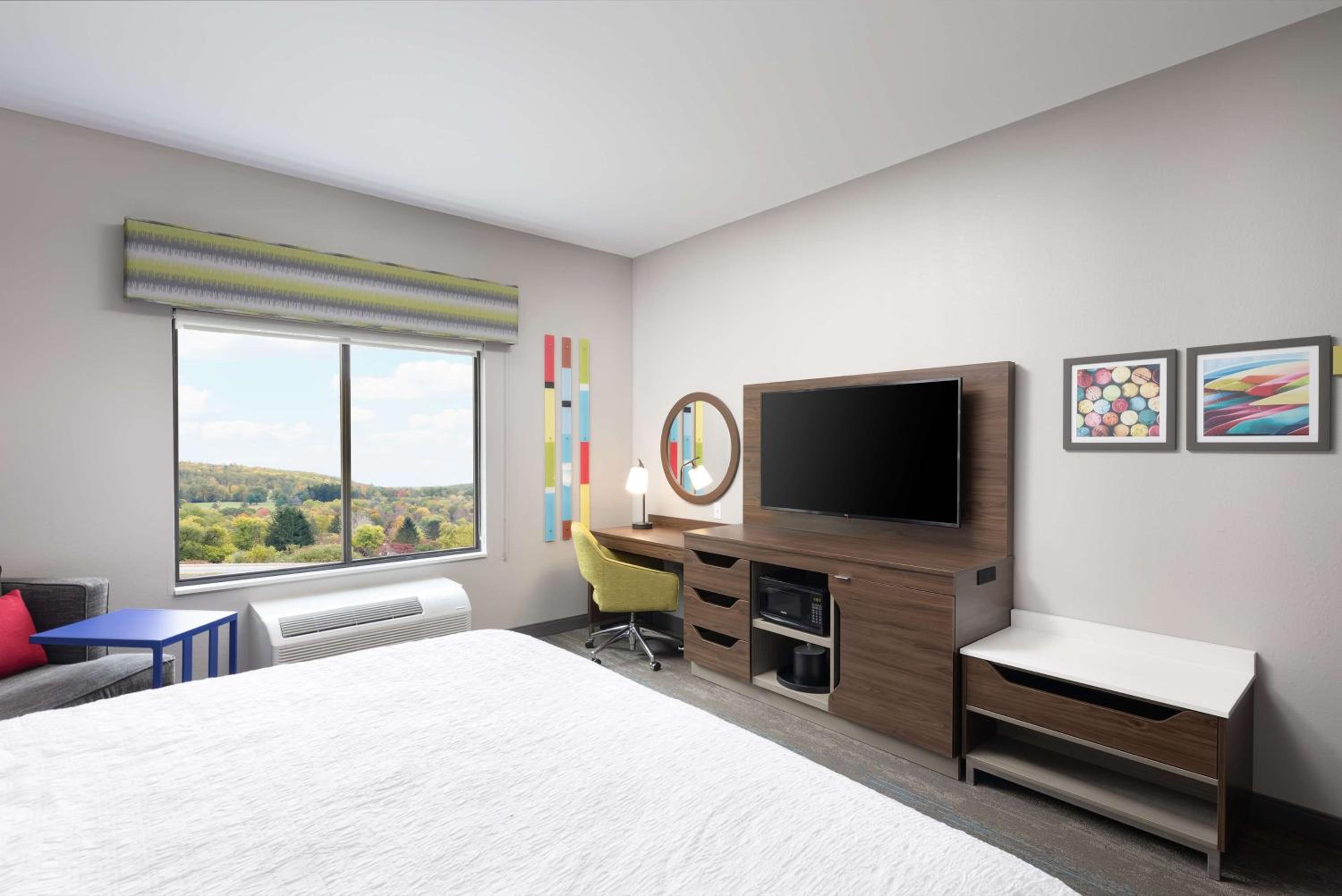 King Room with Microwave and Fridge - Photo 2
