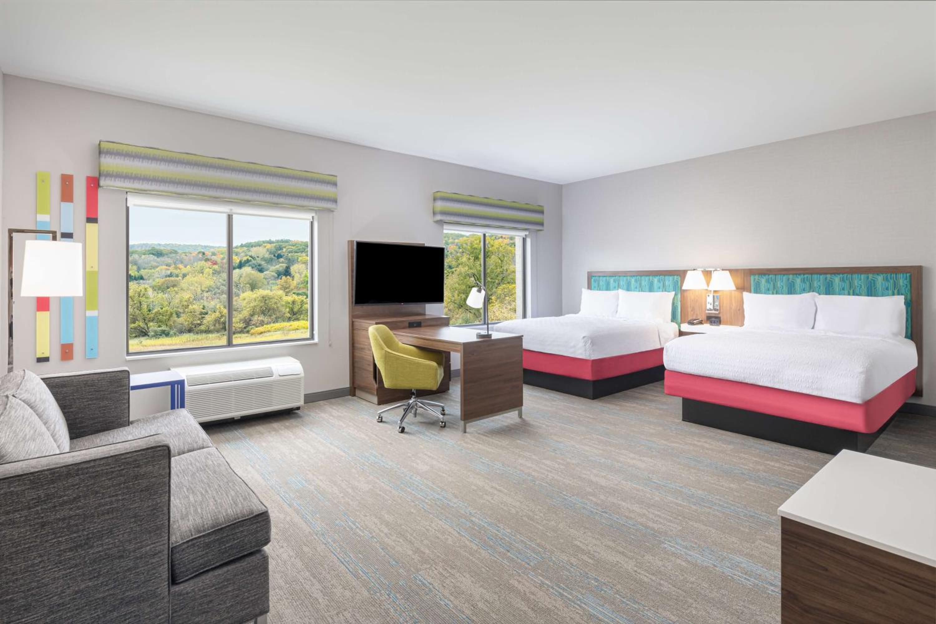Queen Studio Suite with Two Queen Beds - Photo 2