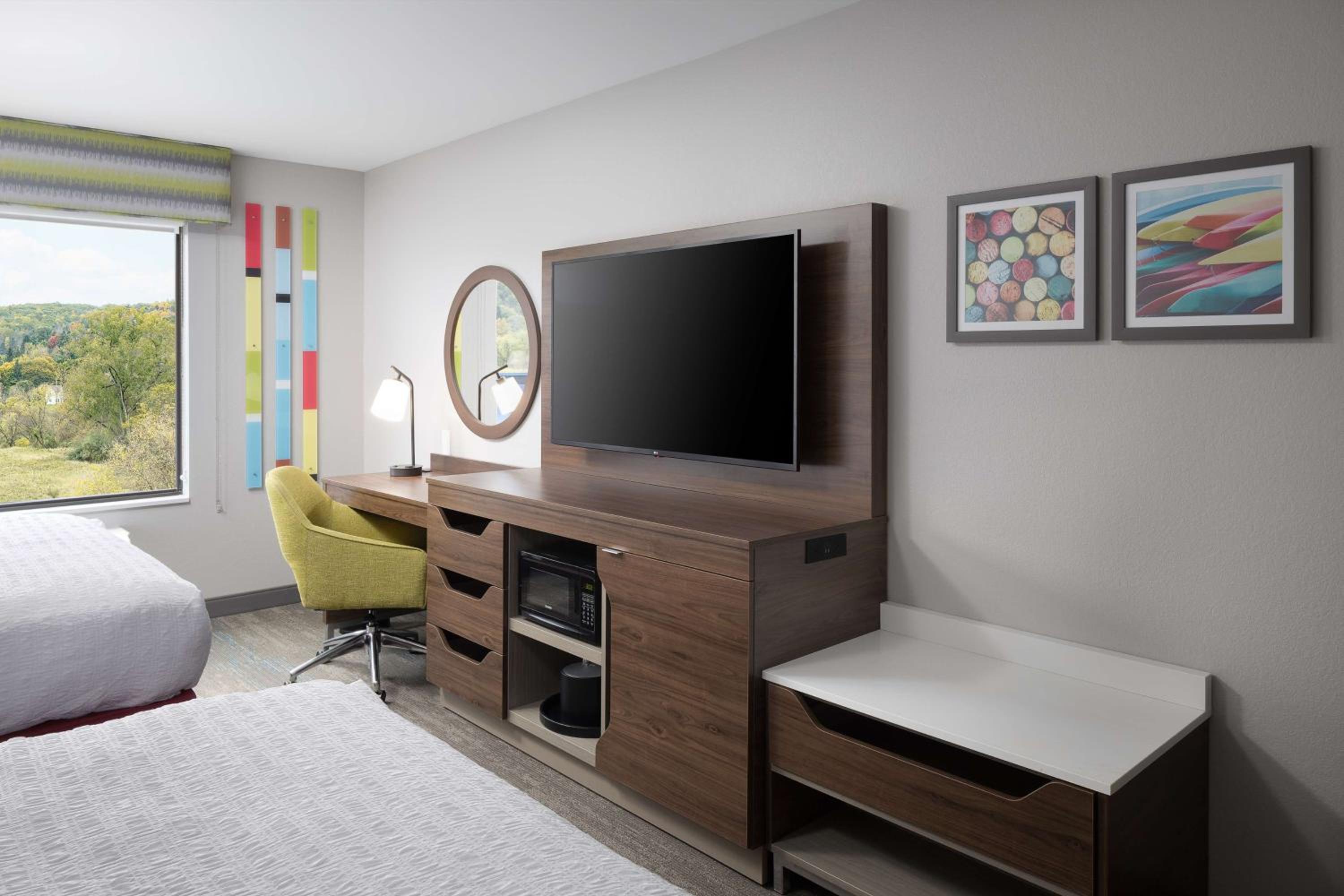 Queen Room with Two Queen Beds - Photo 2